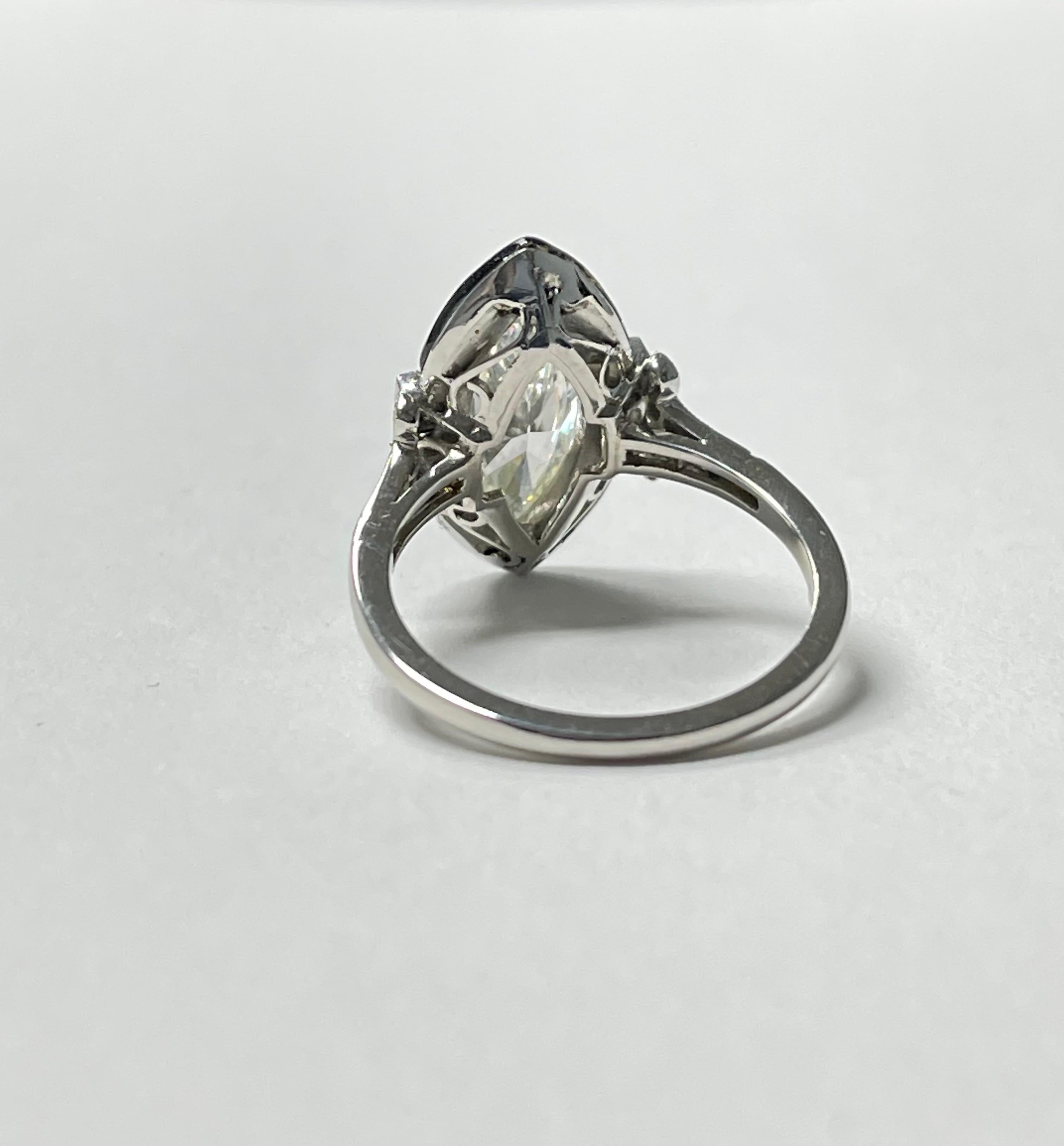 Bague de fiançailles en platine avec diamant marquise et émail en vente 3