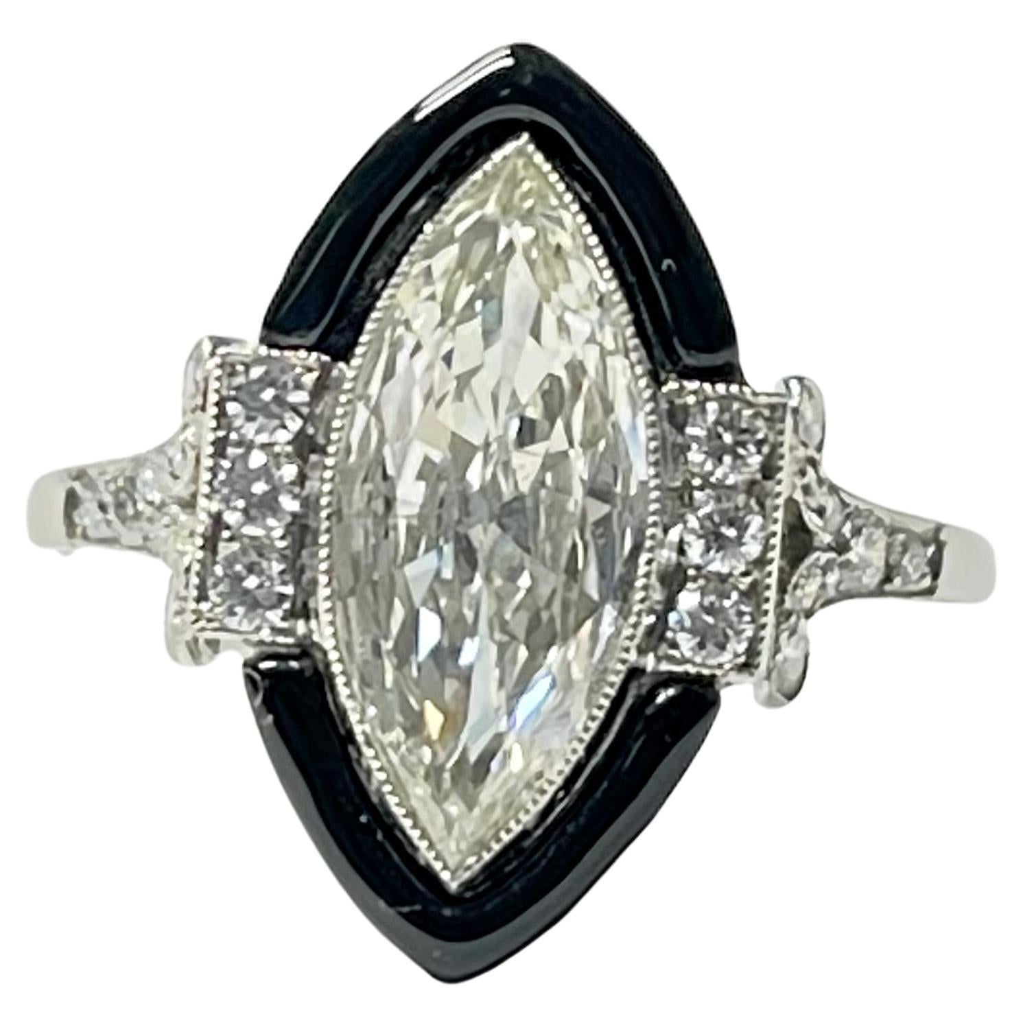 Bague de fiançailles en platine avec diamant marquise et émail en vente