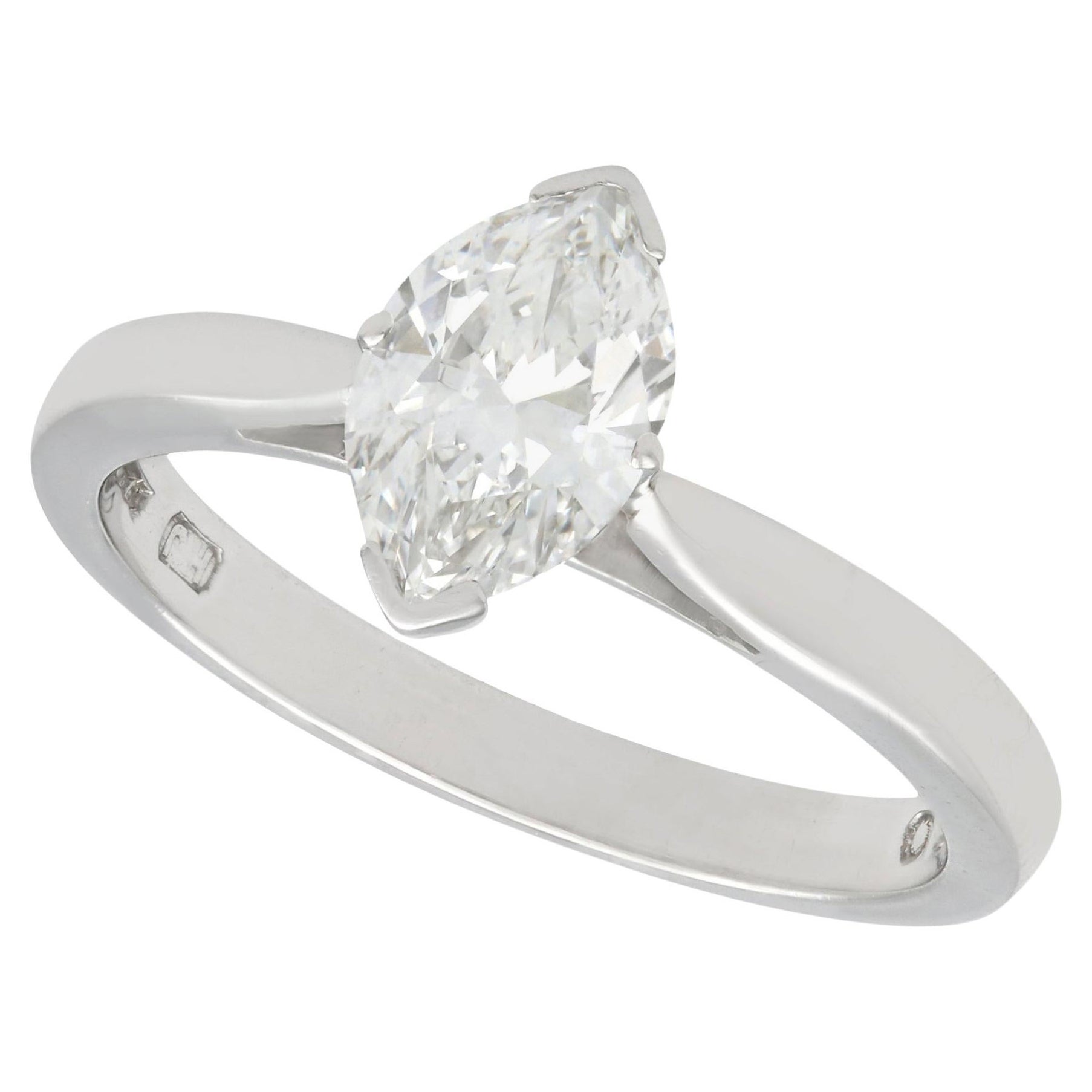 Anillo de compromiso solitario marquesa de diamantes y platino