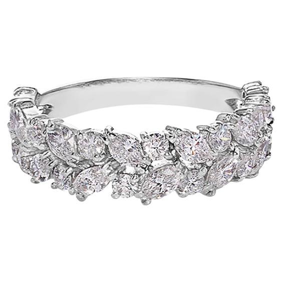 Alianza de boda de media eternidad con diamantes marquesa y redondos en oro blanco de 18 quilates