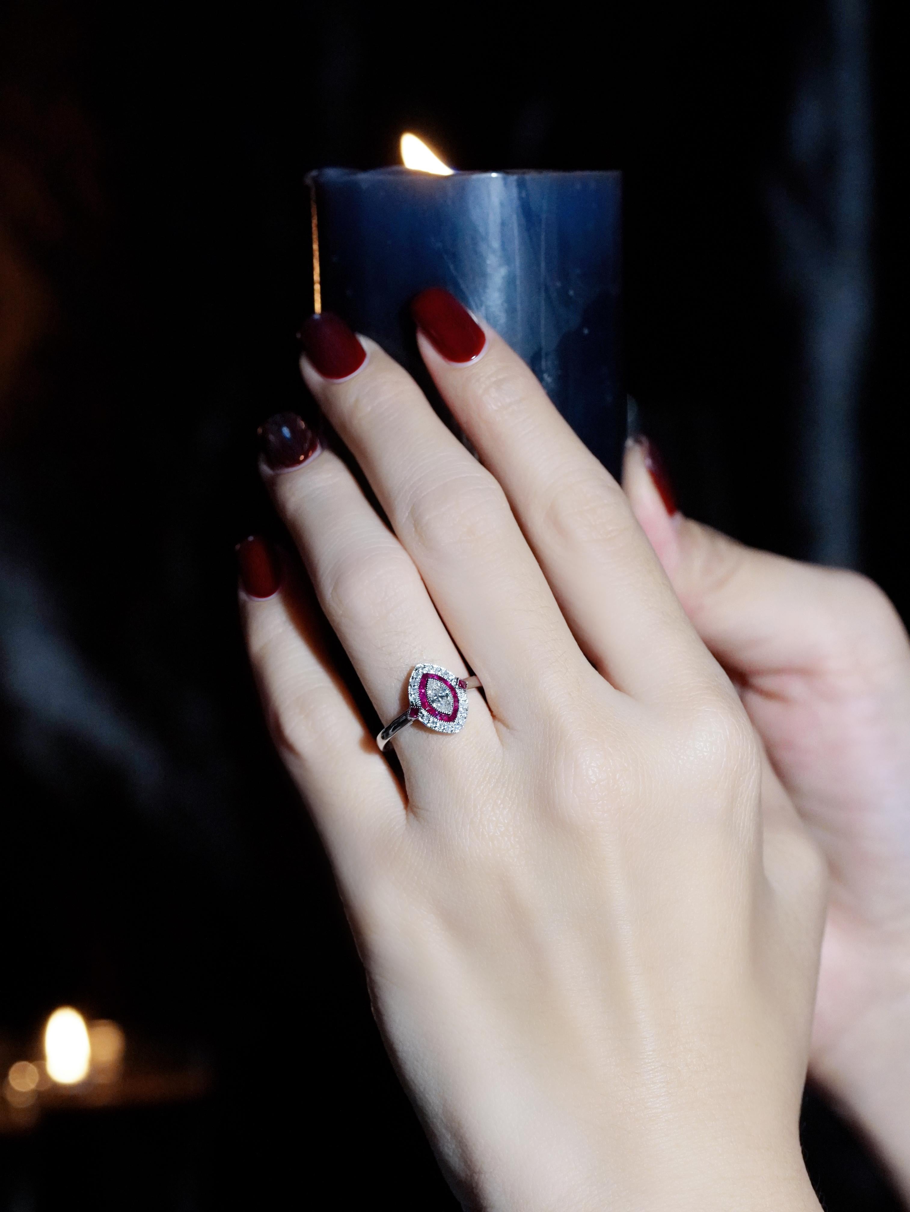 Taille Marquise Bague de fiançailles de style Art déco en or blanc 18 carats, diamant marquise et rubis en vente