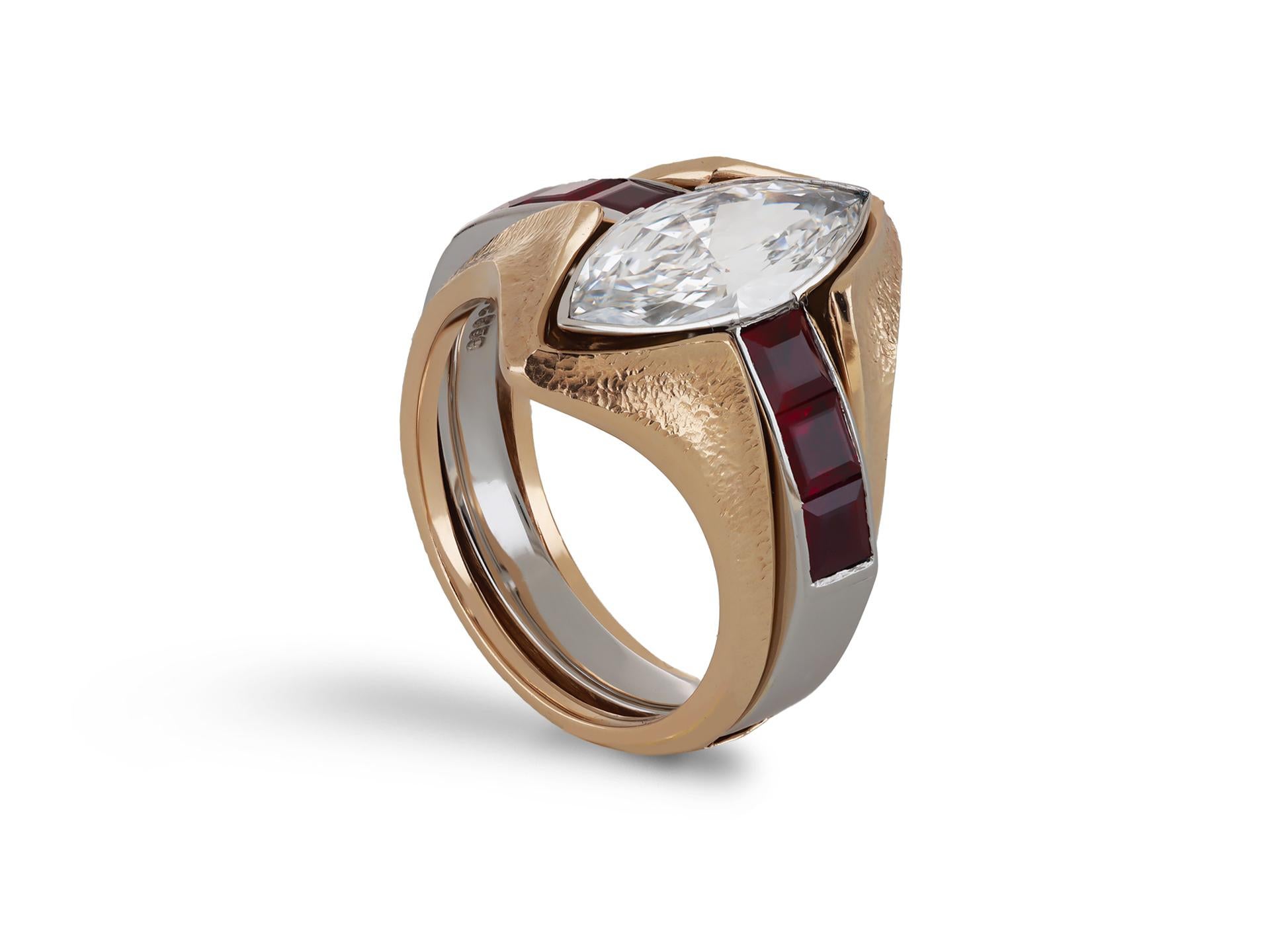Anello convertibile con diamante marquise e rubino. Al centro è incastonato un diamante taglio brillante a forma di marquise, colore D, purezza IF, con un peso di 1,62 carati in un'incastonatura rubino a dorso aperto, affiancato da sei rubini