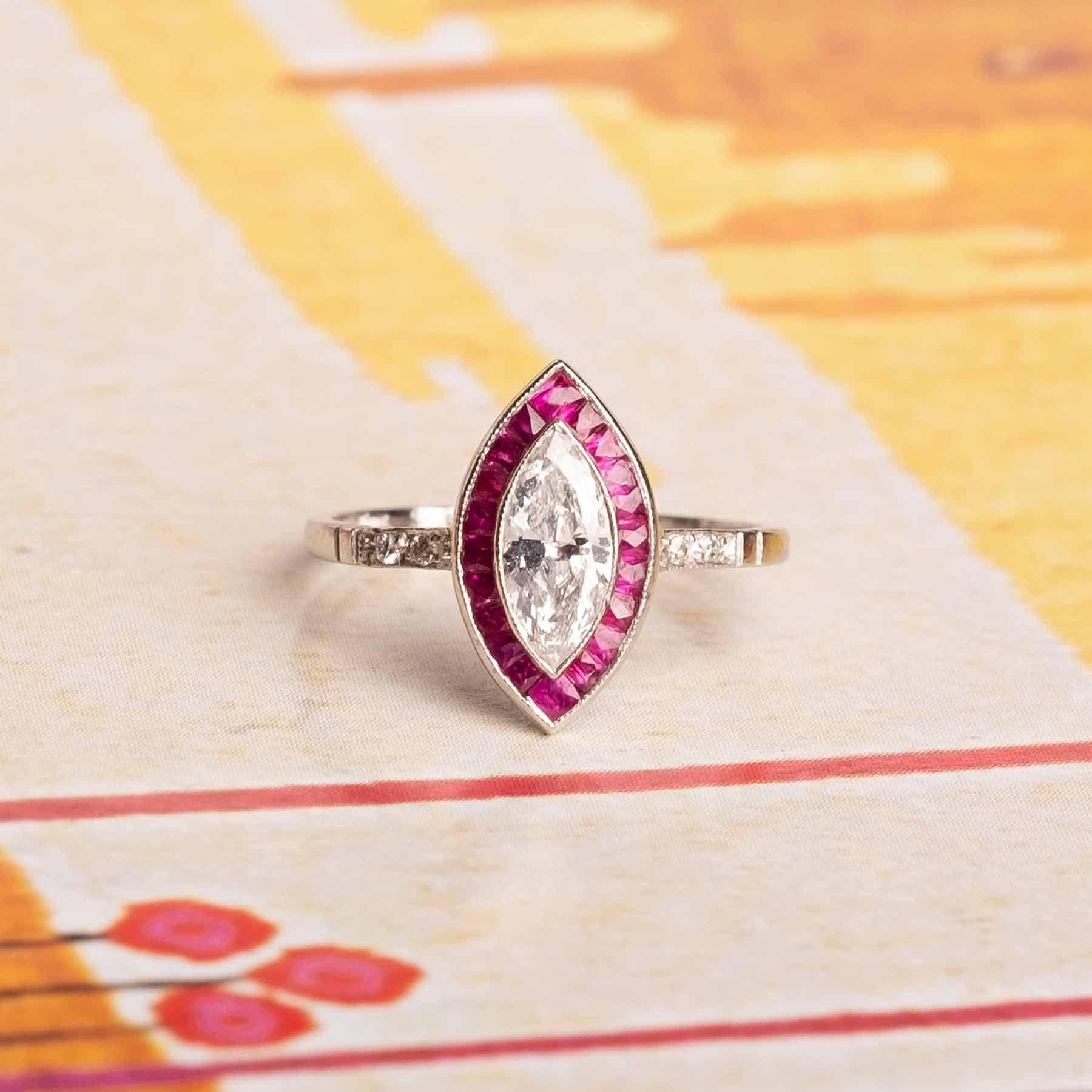 Marquise diamond and ruby platinum ring In Good Condition For Sale In Milano, MI