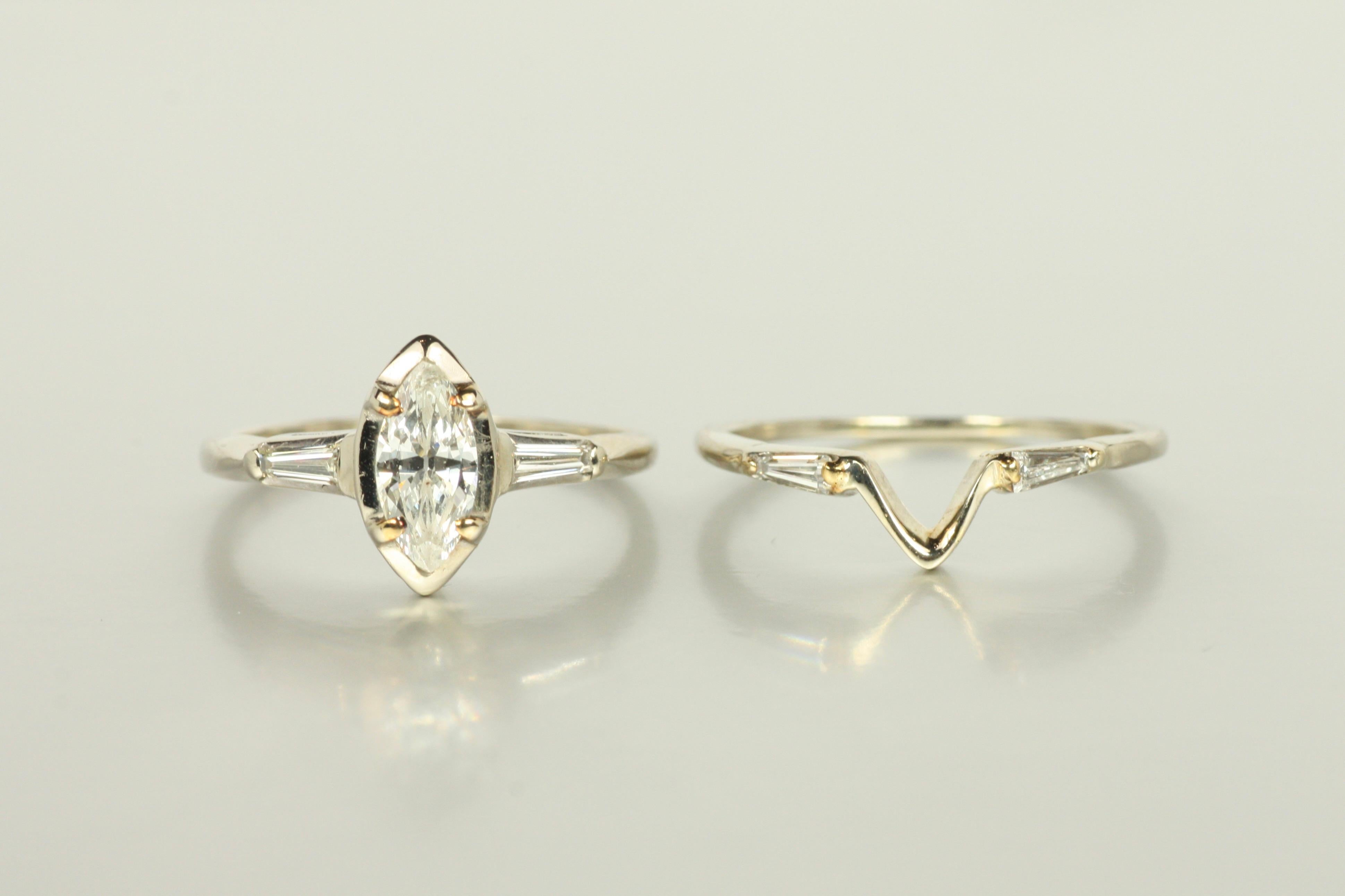 Dieses Set aus Verlobungsring und Ehering besteht aus mehreren geschliffenen Diamanten, die alle in 14 Karat Weißgold gefertigt sind. In der Mitte befindet sich ein Diamant im Marquise-Schliff von 0,50 ct (Reinheit SI1, Farbe I-J), der zusammen mit