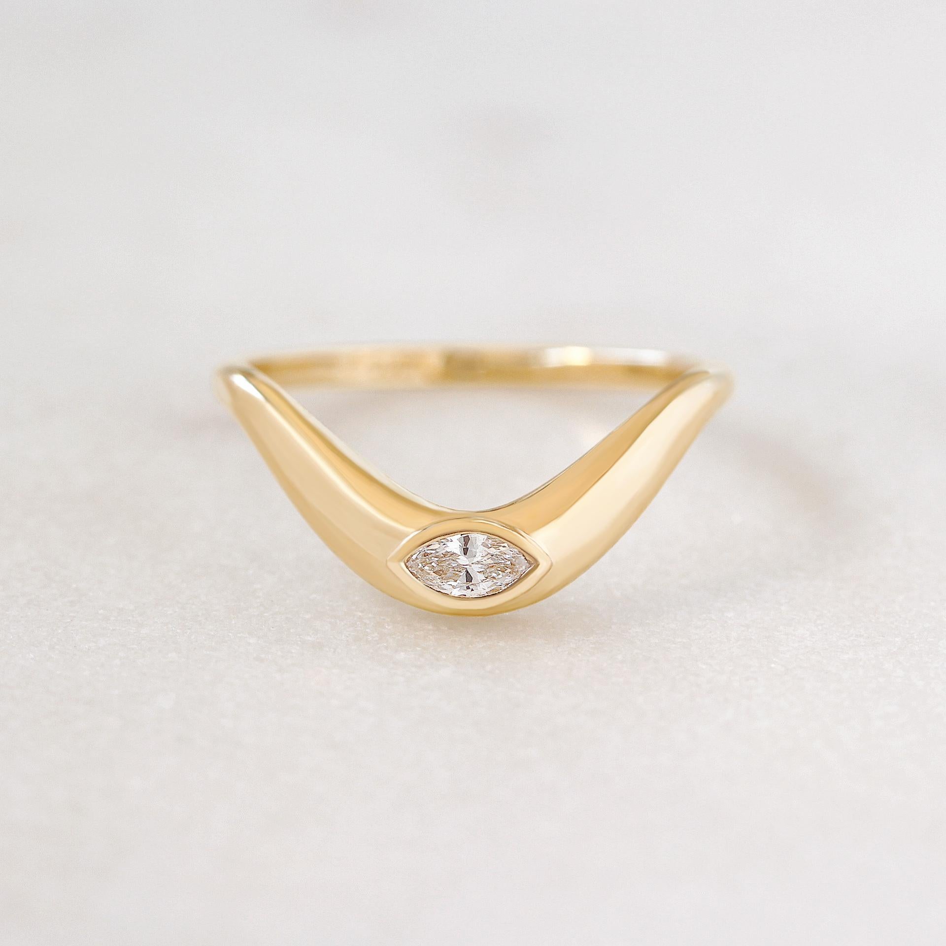 En vente :  Anneau de mariage Marquise Diamond Bezel Chunky Gold Curve Sideband 6