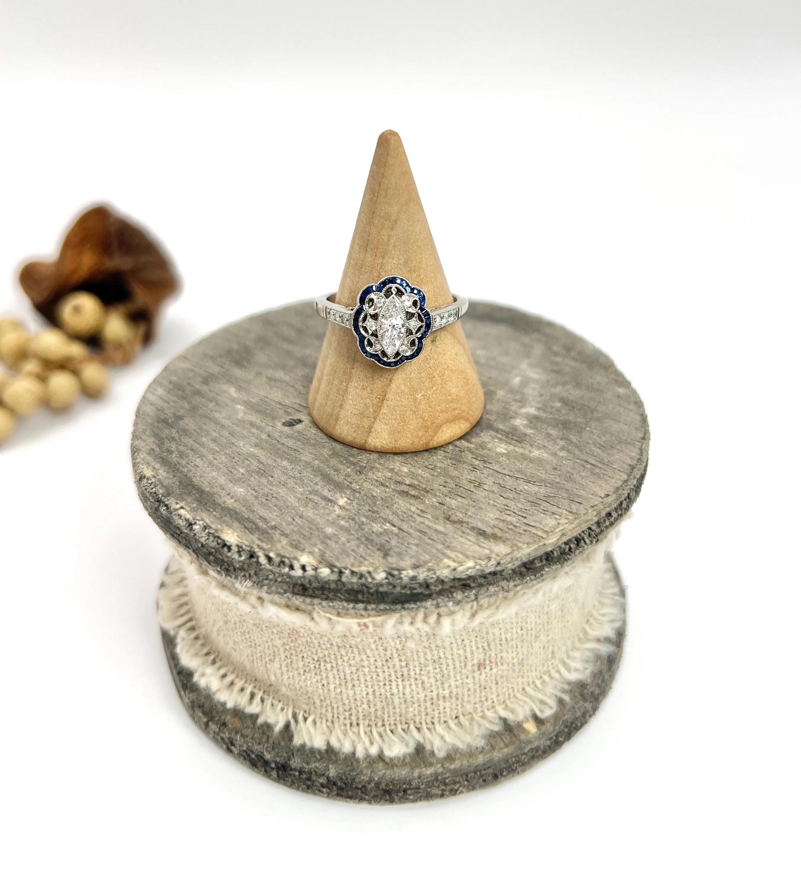 Anello a grappolo con diamante marquise e zaffiro calibrato in stile Art Déco in vendita 5