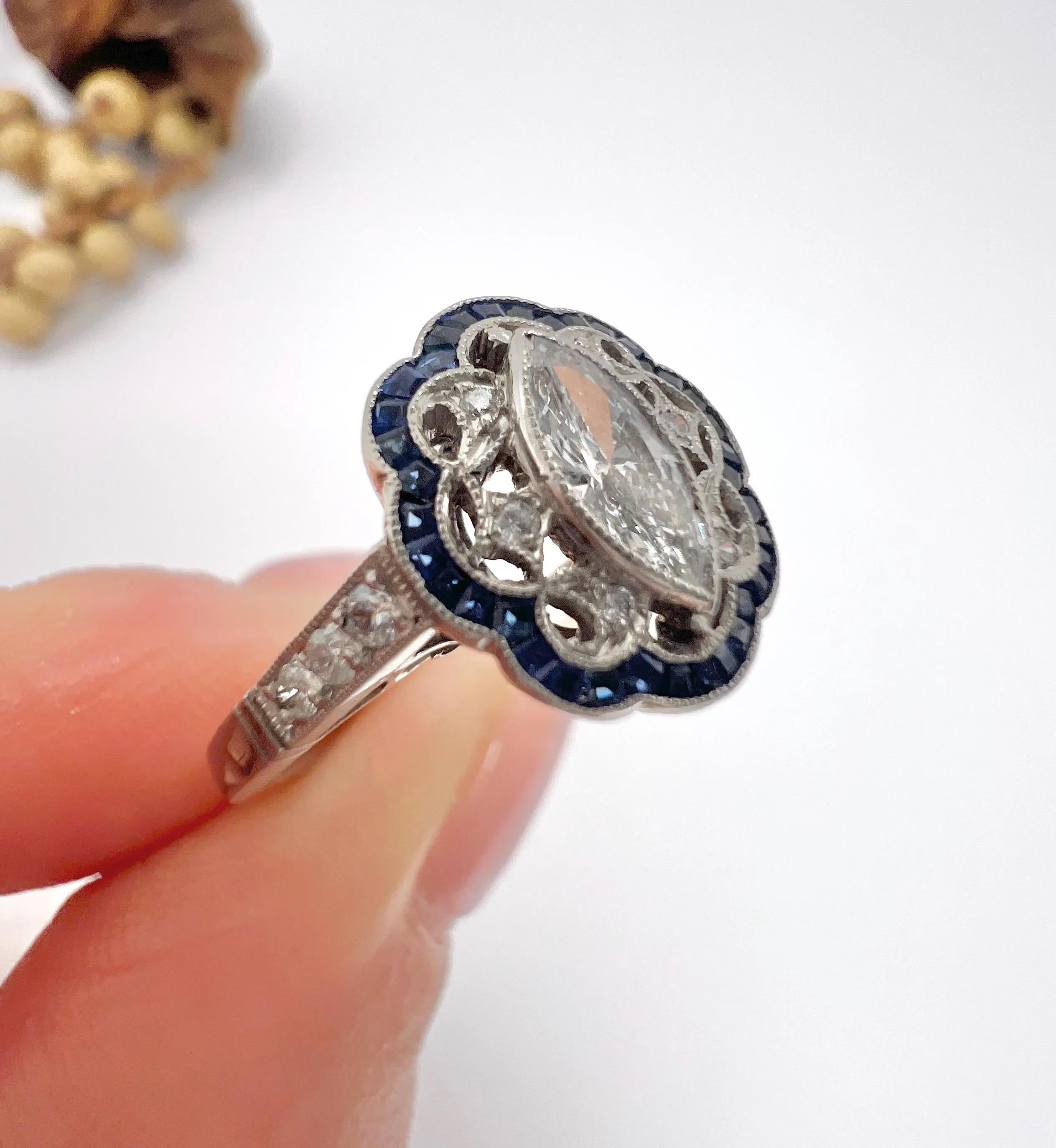 Anello con diamanti e zaffiri 

Testato al platino

Circa 2000

Scopri l'eleganza di questo splendido anello in platino di ispirazione Art Déco, realizzato secondo i più alti standard di qualità. Il centro è caratterizzato da una squisita pietra a