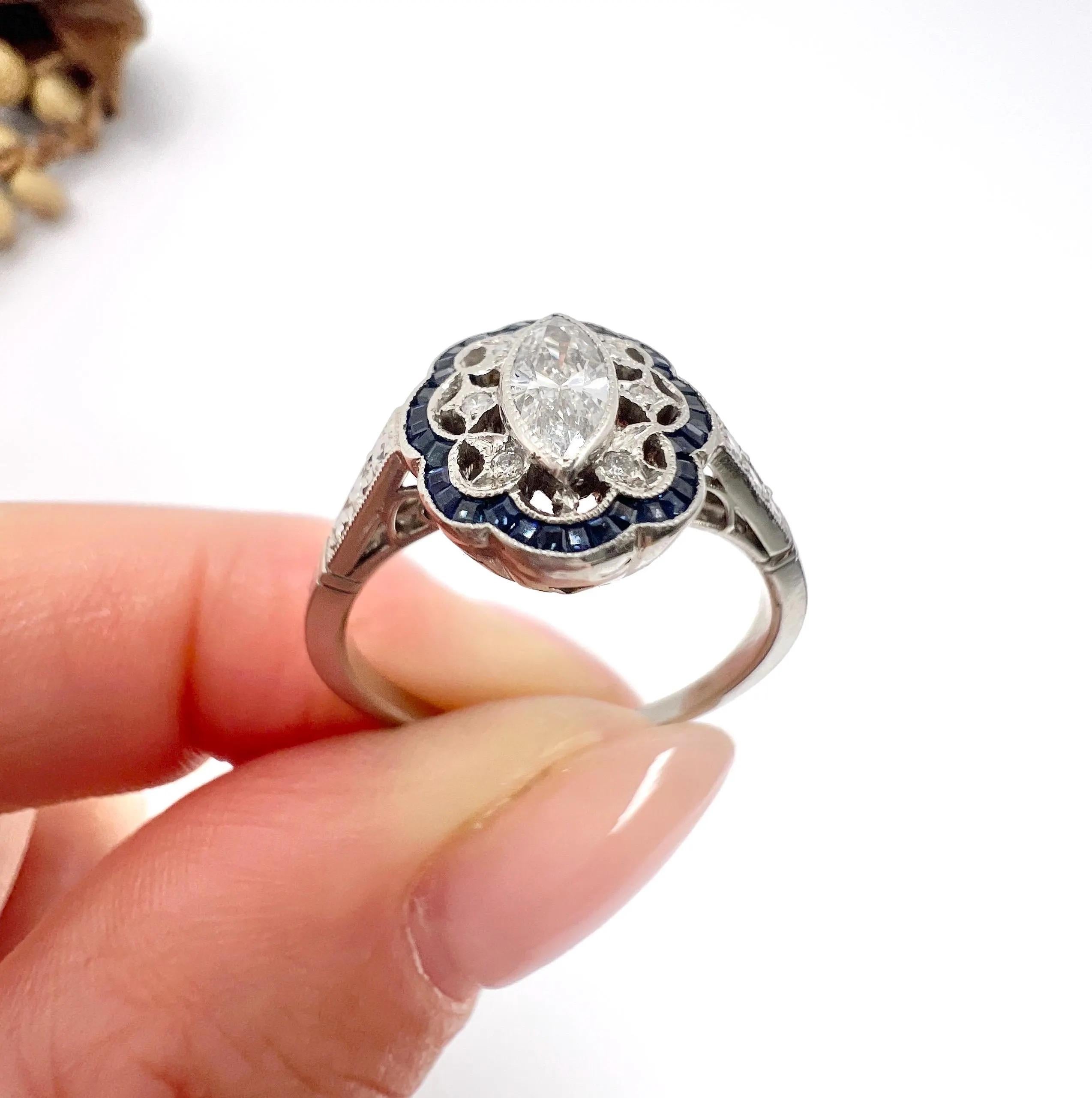 Taglio marquise Anello a grappolo con diamante marquise e zaffiro calibrato in stile Art Déco in vendita