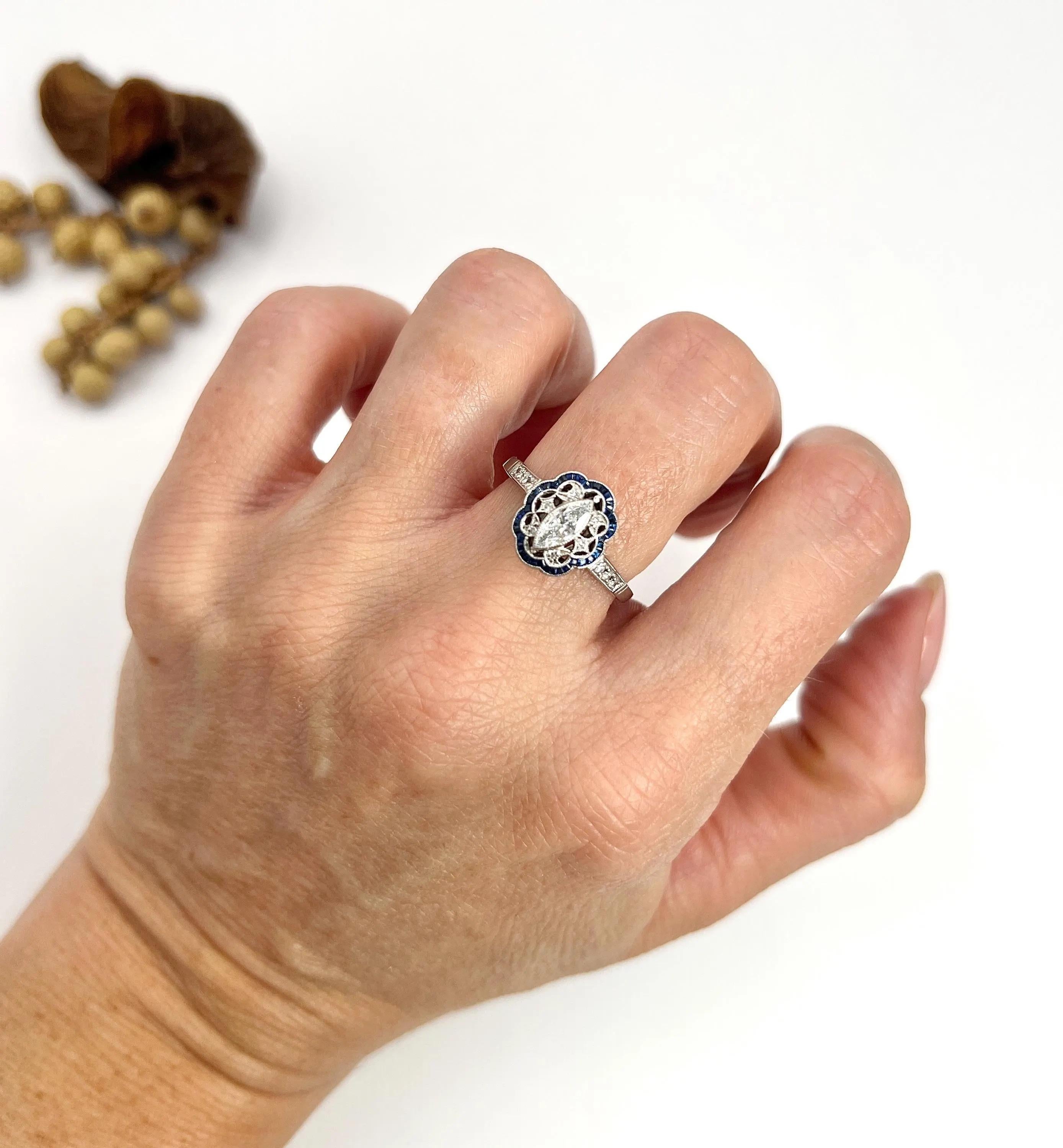 Anello a grappolo con diamante marquise e zaffiro calibrato in stile Art Déco In condizioni ottime in vendita a Brighton, GB