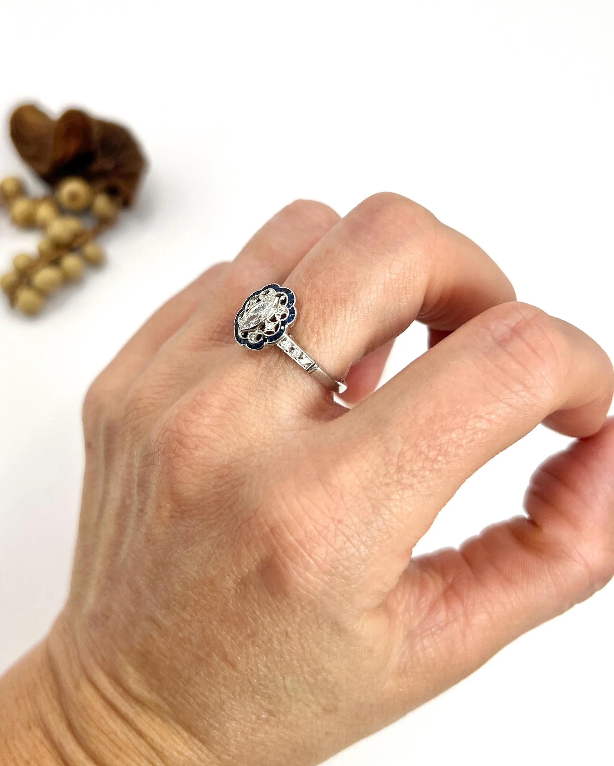 da uomo o donna Anello a grappolo con diamante marquise e zaffiro calibrato in stile Art Déco in vendita