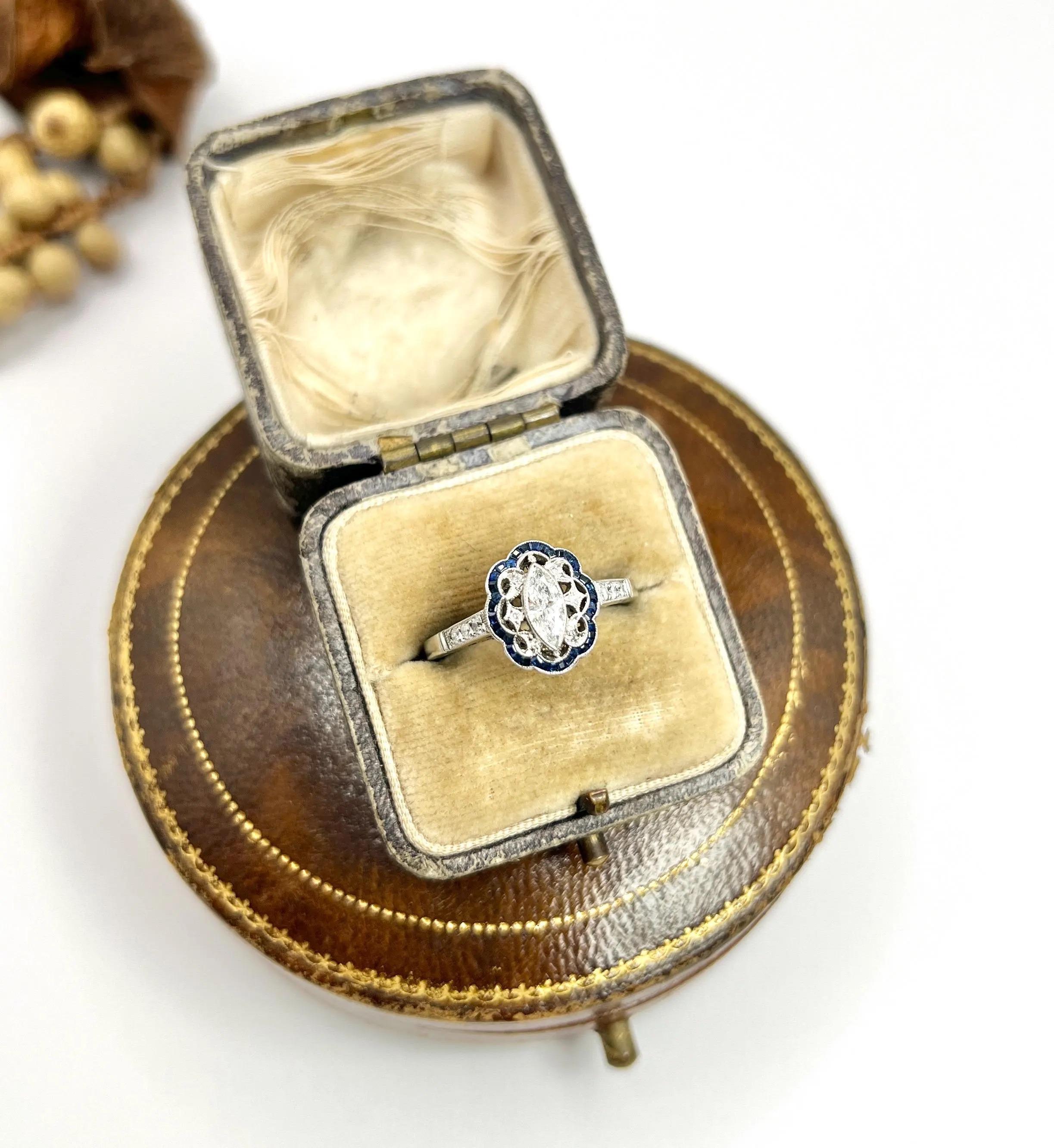 Anello a grappolo con diamante marquise e zaffiro calibrato in stile Art Déco in vendita 1