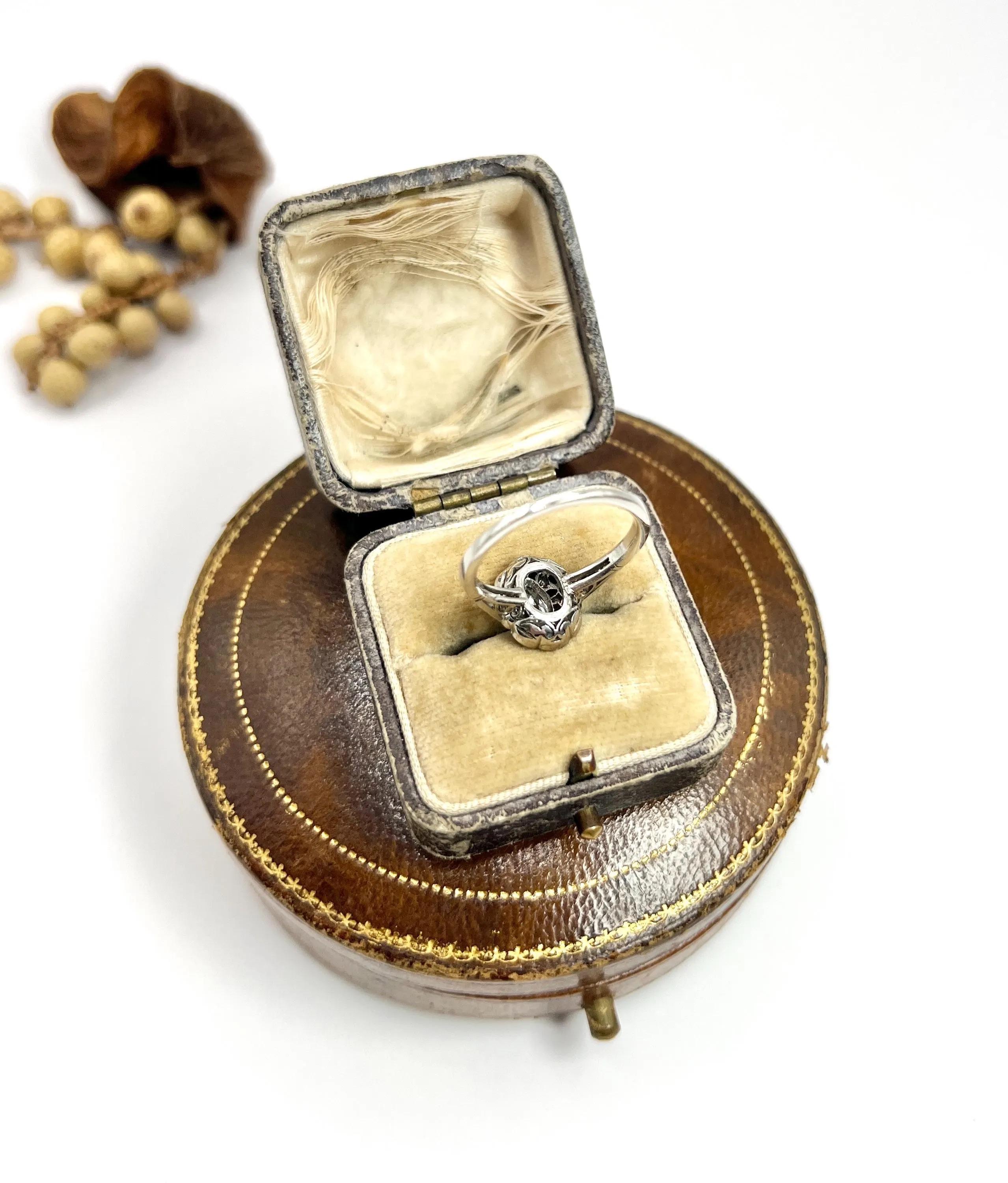 Anello a grappolo con diamante marquise e zaffiro calibrato in stile Art Déco in vendita 2