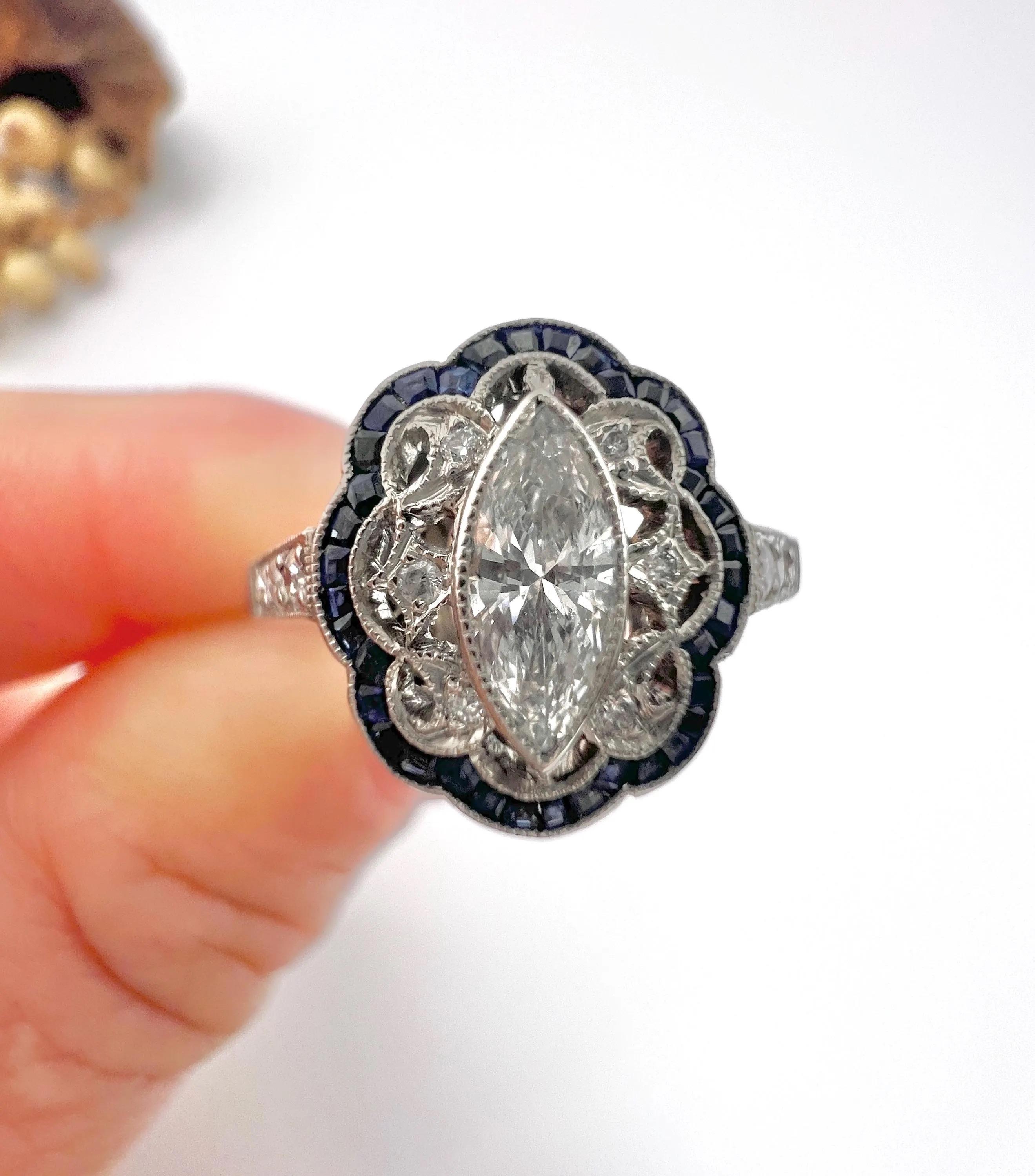 Anello a grappolo con diamante marquise e zaffiro calibrato in stile Art Déco in vendita 3