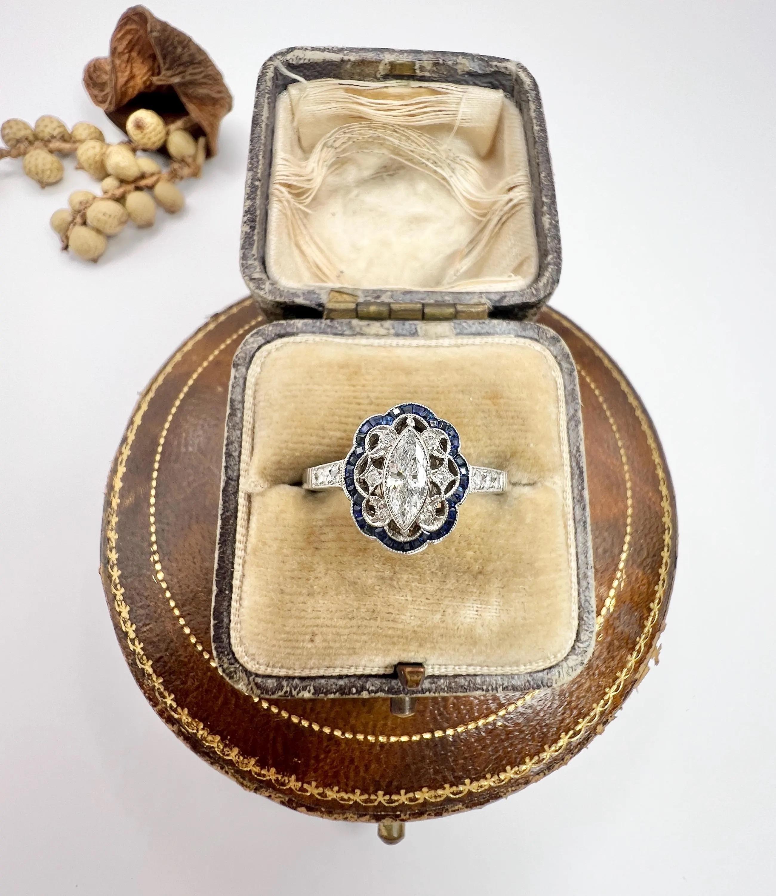 Anello a grappolo con diamante marquise e zaffiro calibrato in stile Art Déco in vendita 4