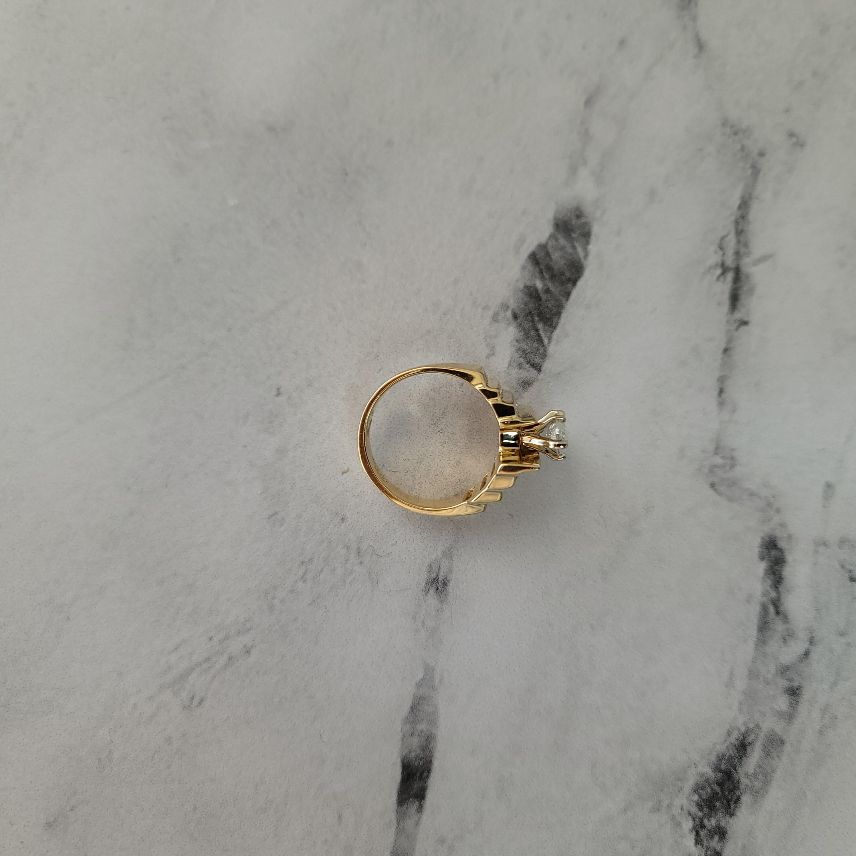 Taglio marquise Anello di fidanzamento con diamante centrale Marquise e accenti di diamante in vendita