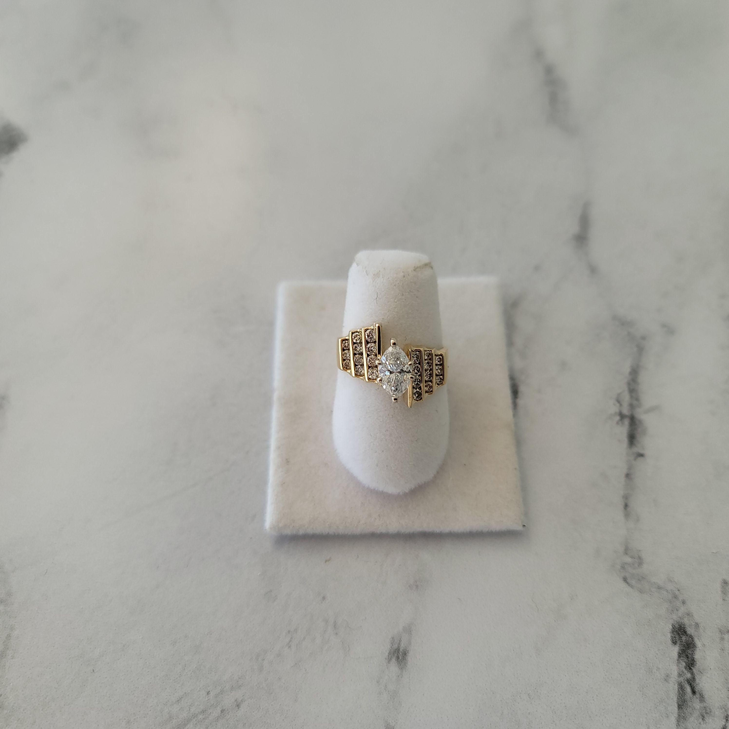 Anello di fidanzamento con diamante centrale Marquise e accenti di diamante In condizioni Nuovo in vendita a Sugar Land, TX