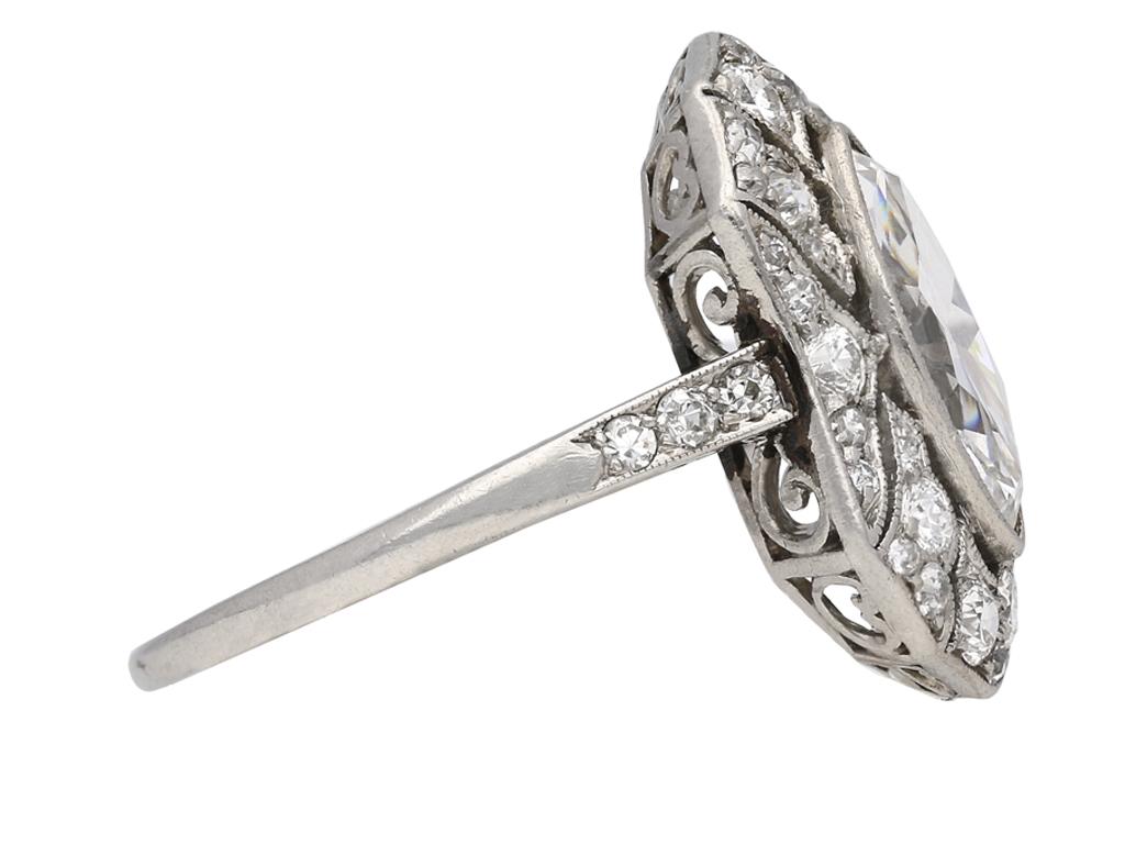 Marquise Diamant-Cluster-Ring. In der Mitte befindet sich ein marquiseförmiger, altgeschliffener Diamant in einer offenen Rubover-Fassung mit einem ungefähren Gewicht von 1,10 Karat, umgeben von zehn runden, altgeschliffenen Diamanten in offenen