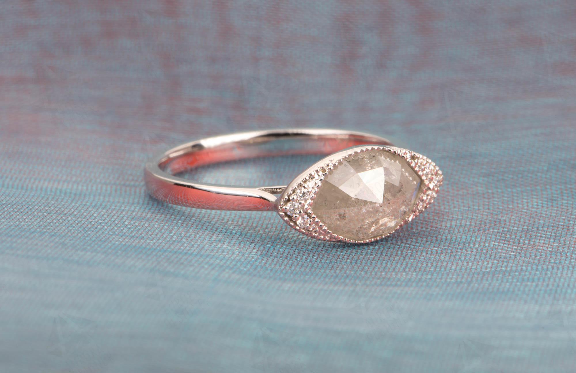 ♥  Ein marquiser Salz- und Pfeffer-Diamant ist in der Mitte in Ost-West-Richtung gefasst und wird von weißen Diamanten am Ende des marquisen Diamanten begleitet.
♥  Das Band ist verjüngt in einer erhöhten Kathedrale Stil zu ermöglichen Stapeln mit
