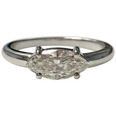 Anello di fidanzamento con diamante marquise in oro bianco 18 carati