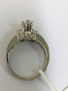 Verlobungsring mit Diamant im Marquise-Schliff aus Weißgold