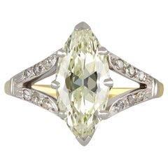 Marquise Diamant flankiert Solitär Ring, um 1910. 