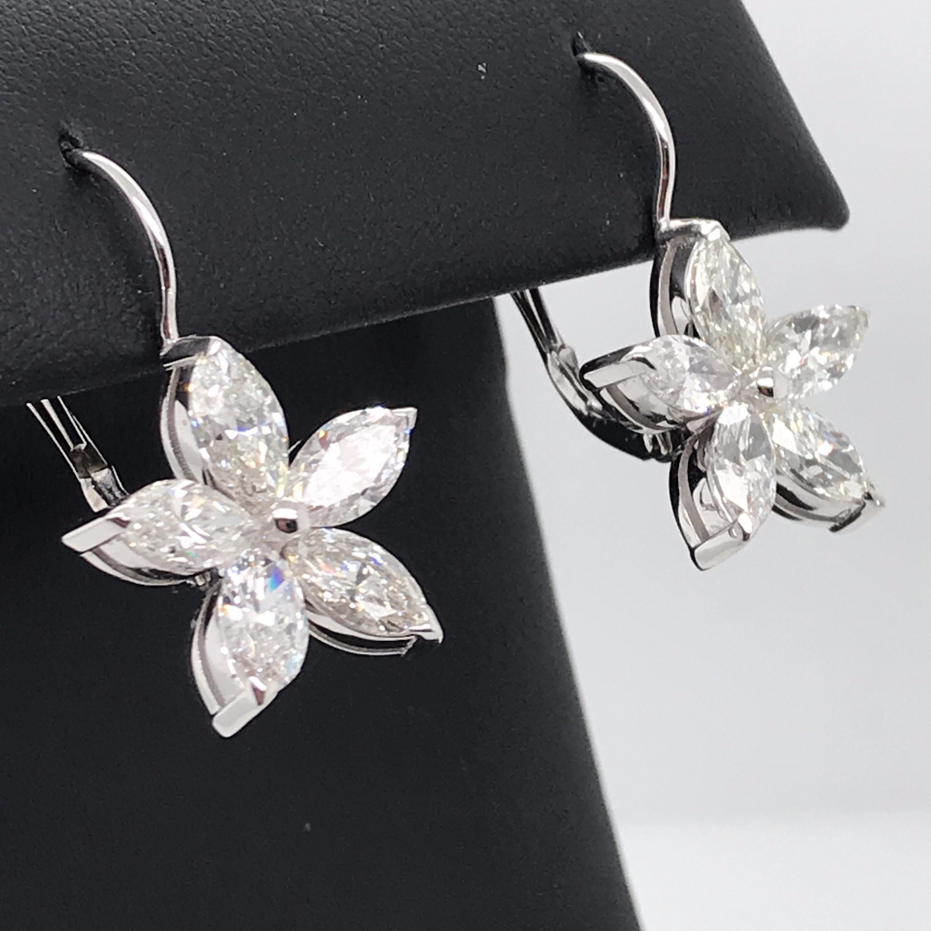 Florale Tropfenohrringe aus 14 Karat Weißgold mit Diamant im Marquiseschliff 6