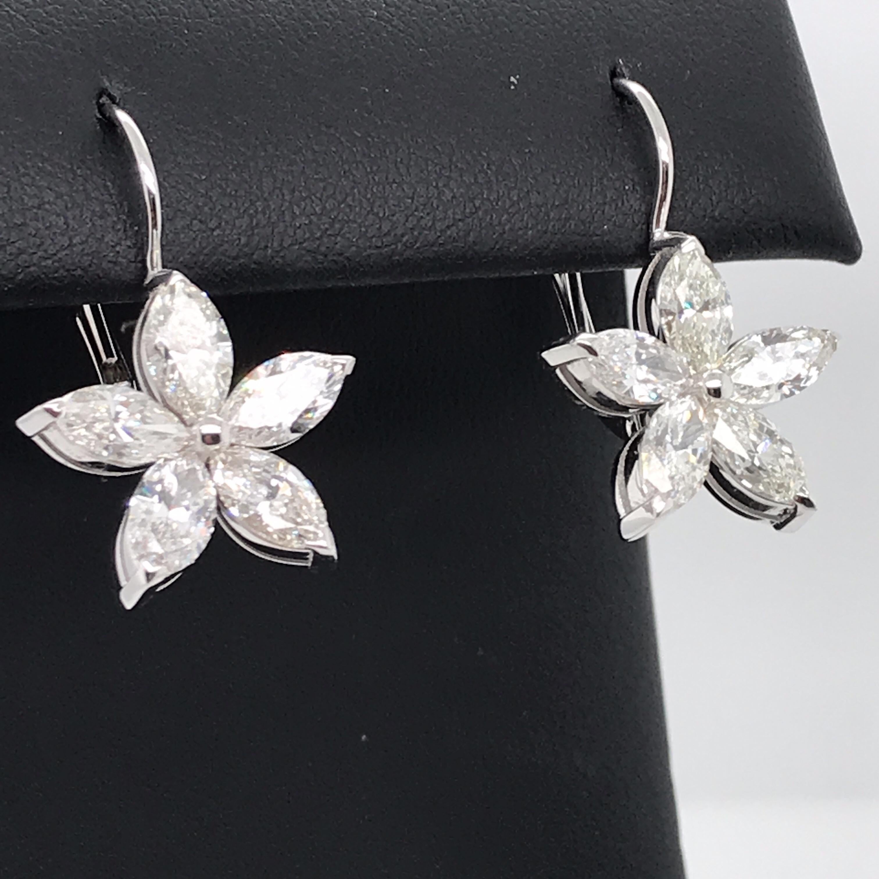 Florale Tropfenohrringe aus 14 Karat Weißgold mit Diamant im Marquiseschliff 7