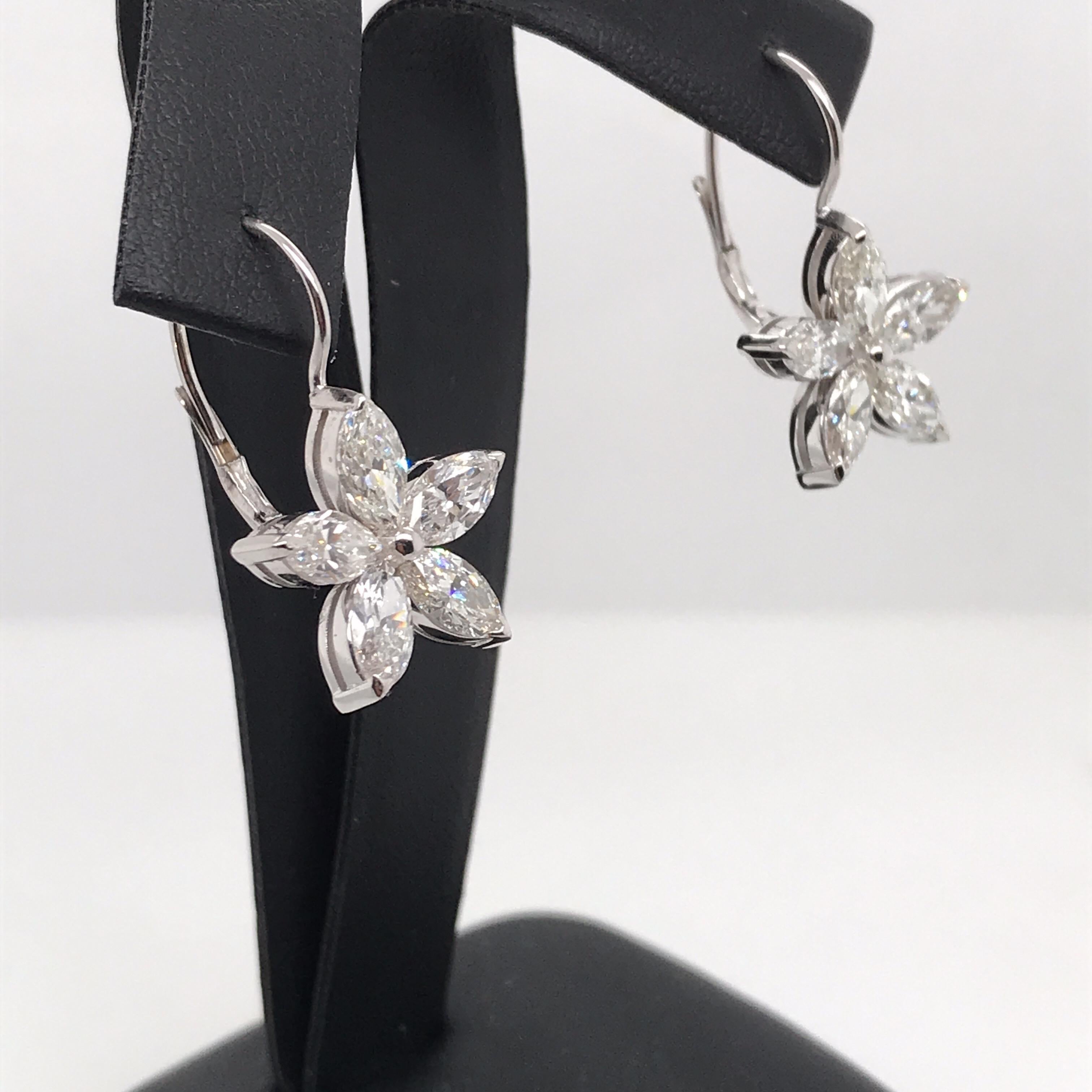 Florale Tropfenohrringe aus 14 Karat Weißgold mit Diamant im Marquiseschliff 3