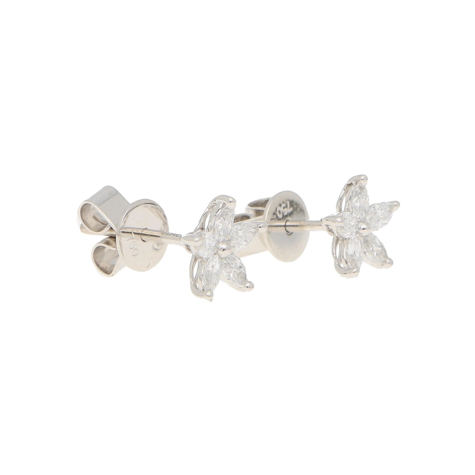 Ein hübsches Paar diamantener Blumenohrringe aus 18 Karat Weißgold. 

Diese wunderschön gearbeiteten Ohrringe bestehen aus fünf Diamanten im Marquise-Schliff:: die in einer floralen Formation gefasst sind. Aufgrund ihrer Größe eignen sie sich