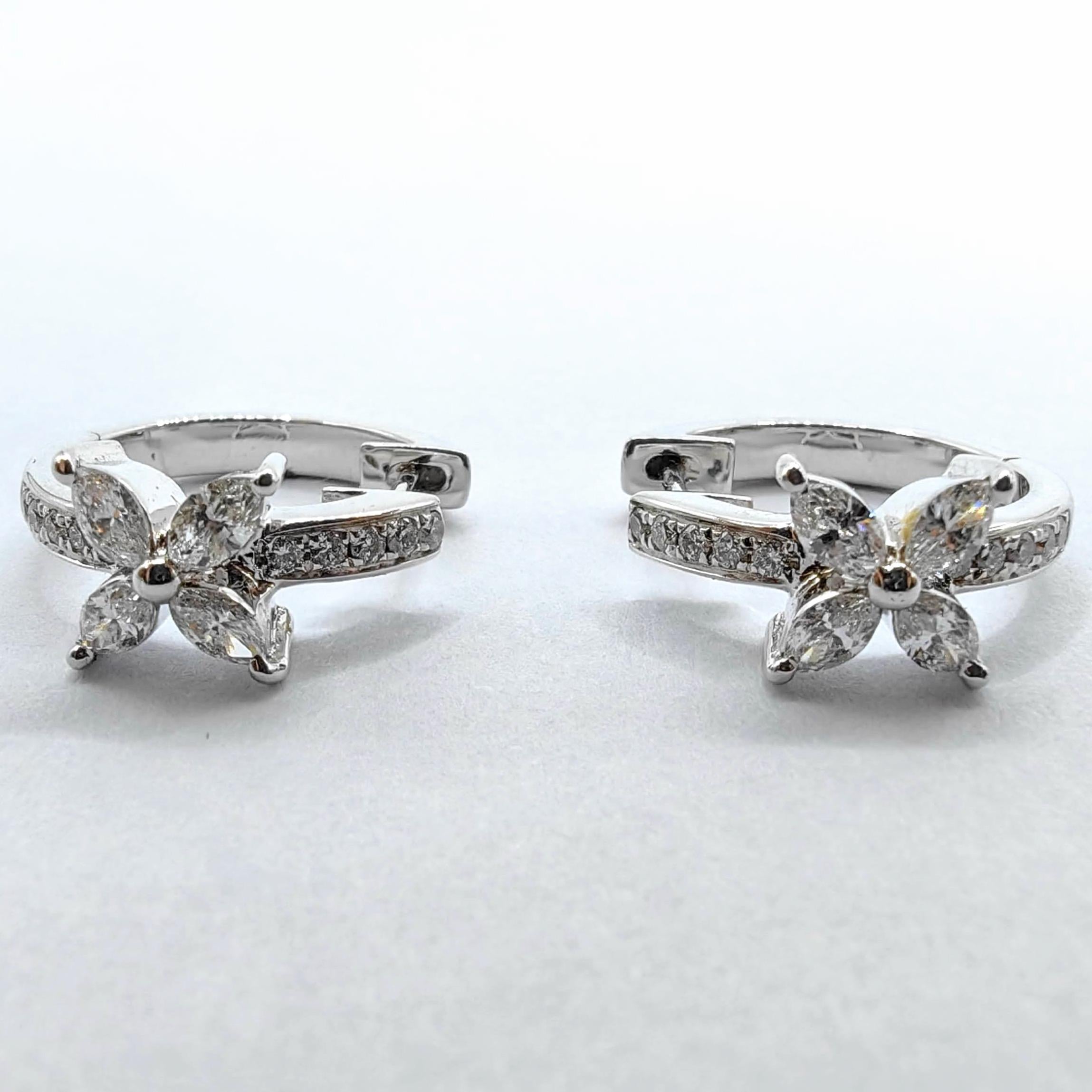 Pendientes de aro de oro blanco de 18 quilates con flor de diamante marquesa y pavé de diamantes talla redonda en venta 1