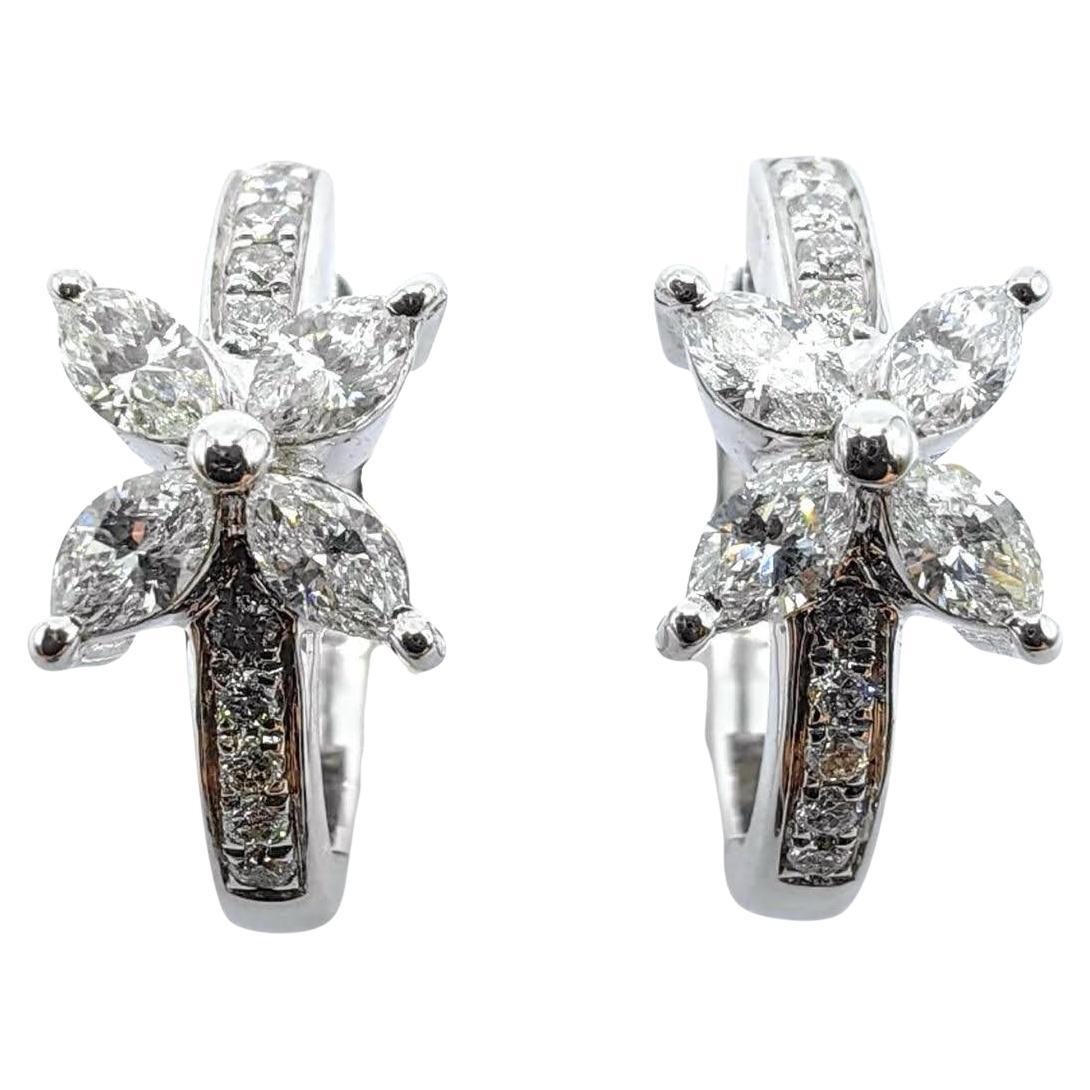 Fiore di diamante marquise con pavé di diamanti taglio rotondo Orecchini a cerchio in oro bianco 18 carati