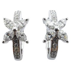 Fiore di diamante marquise con pavé di diamanti taglio rotondo Orecchini a cerchio in oro bianco 18 carati
