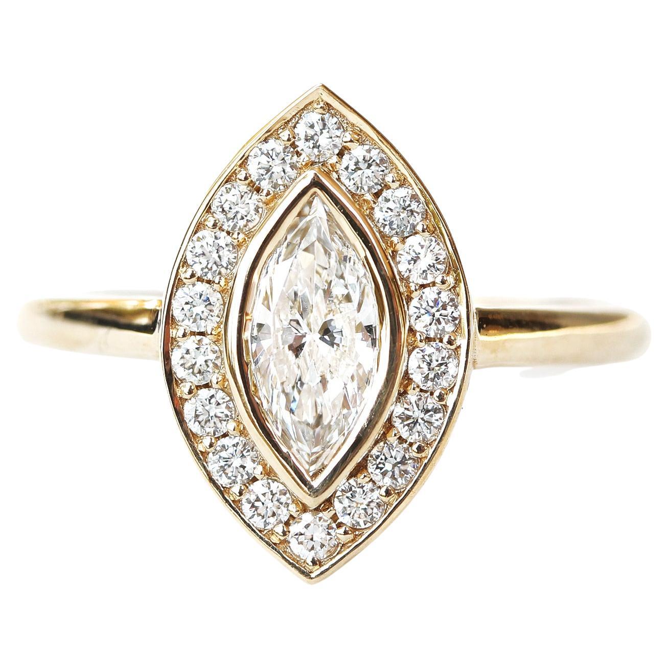 Bague de fiançailles unique et élégante en forme de halo de diamants, sertie d'un diamant marquise - "Ola"
