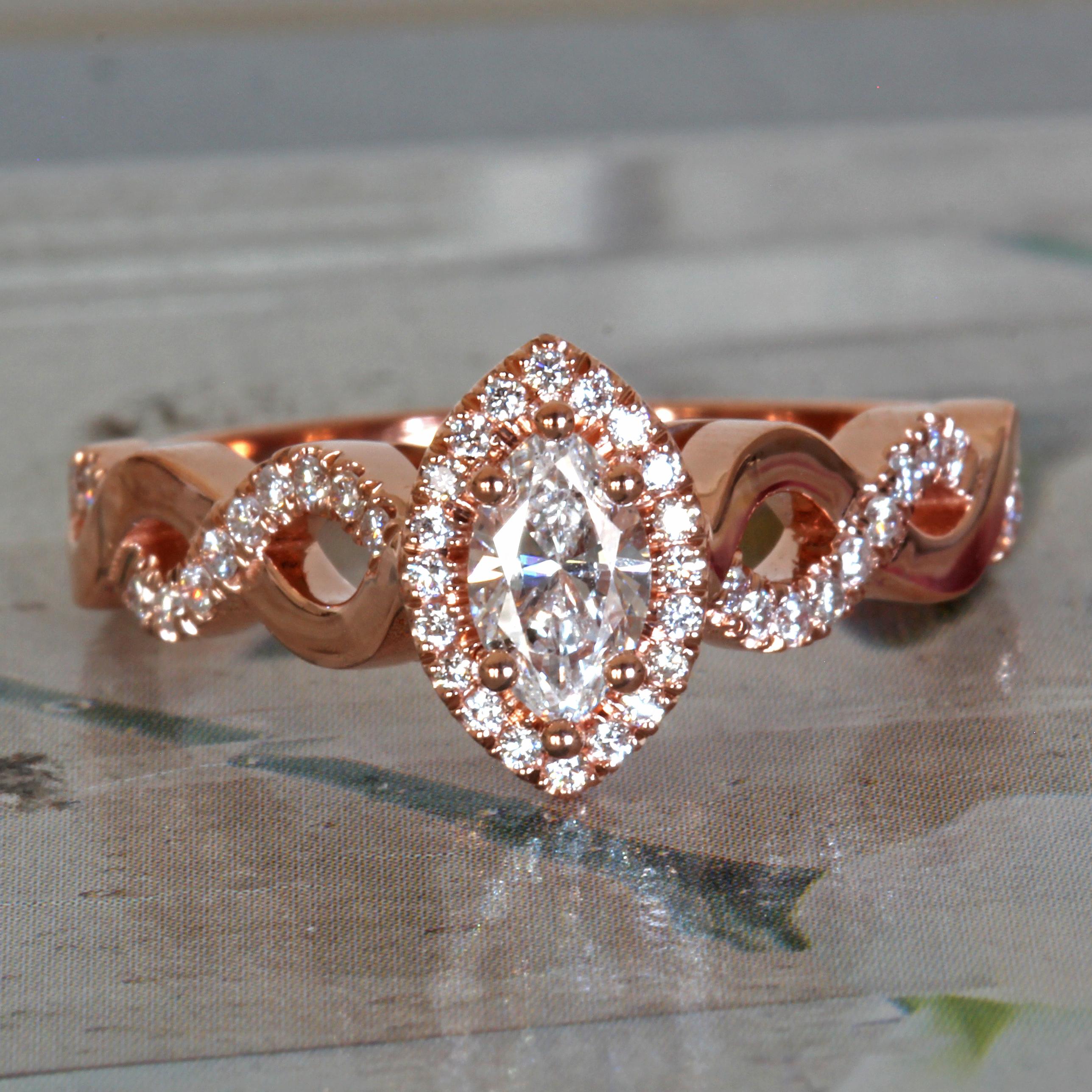 De las mujeres Anillo de compromiso con halo de diamantes marquesa en oro rosa y diamantes de caña retorcida en venta