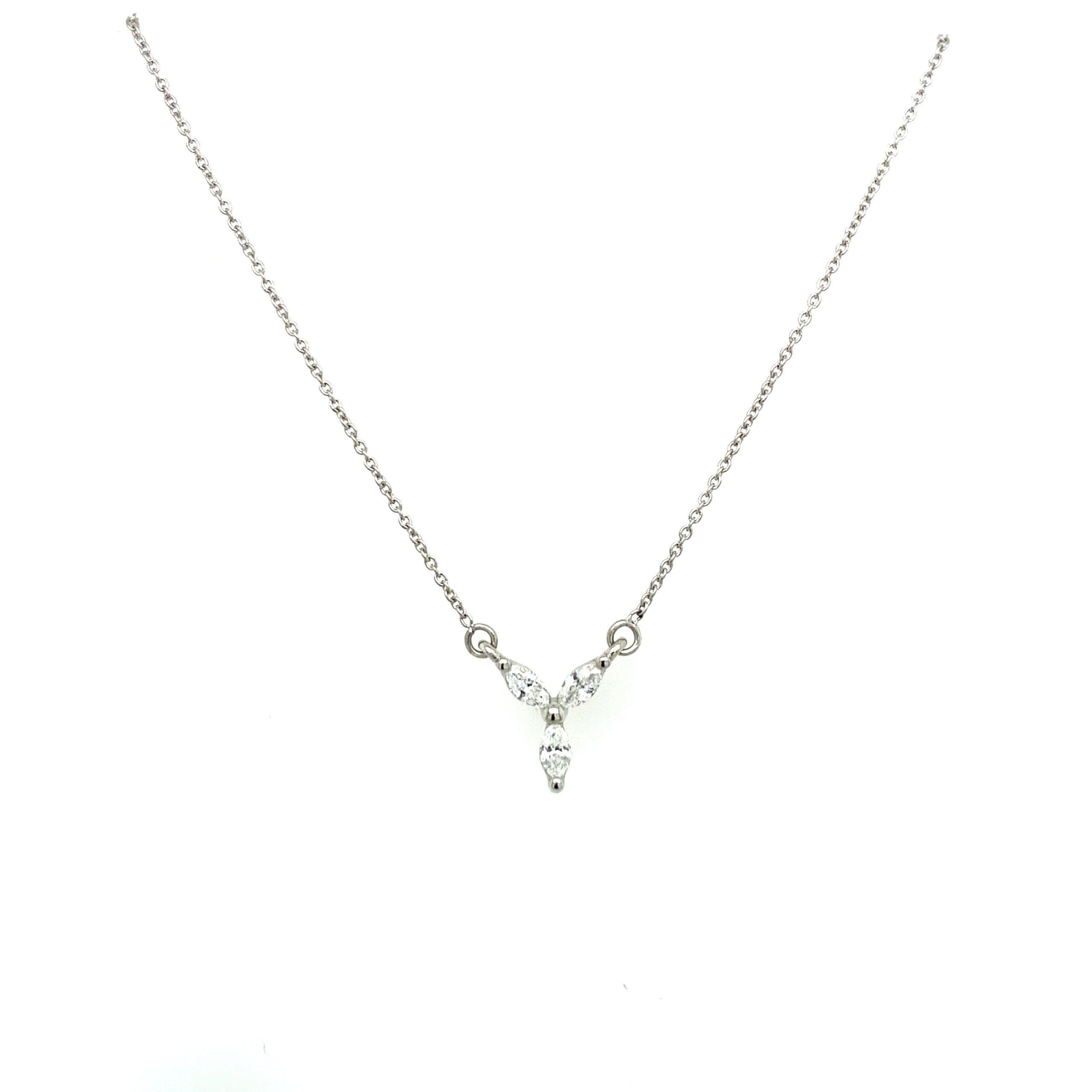 Collana di diamanti marquise con 0,39 carati di F/VS in platino

Informazioni aggiuntive:
Peso totale dei diamanti: 0,39 carati
Colore del diamante: F
Chiarezza del diamante: VS
Peso totale della catena: 3,4 g
Dimensioni del ciondolo: 10 mm x 10