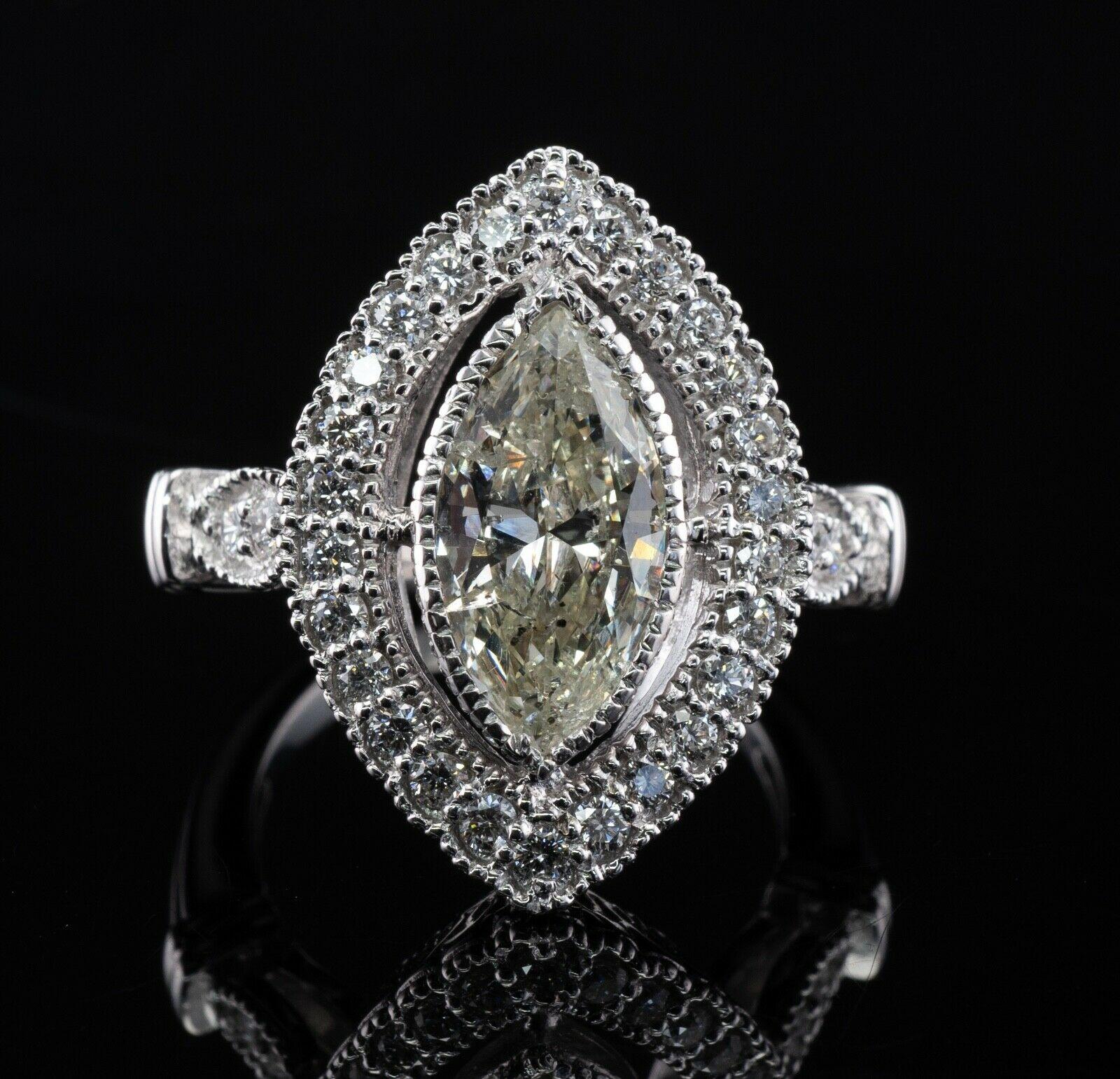 Este increíble anillo de herencia está finamente elaborado en oro blanco macizo de 18 quilates. 
Hallmarked Del Co. 
El diamante central de talla marquesa es de 2,50 quilates de claridad I-2 y color K. 
26 diamantes redondos de talla brillante