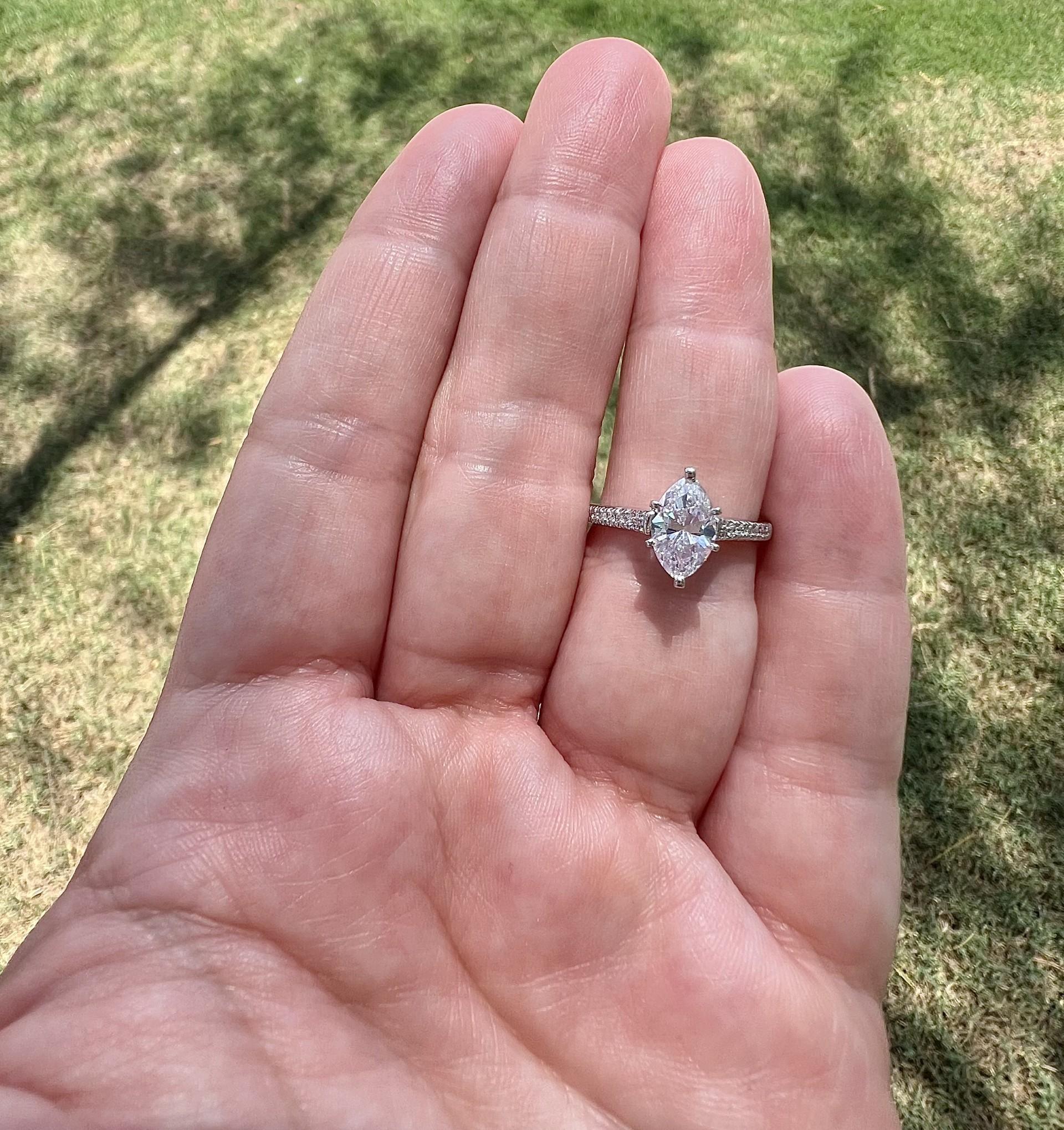 Taglio marquise Anello con diamante marquise in oro bianco 14k e accenti di diamante in vendita