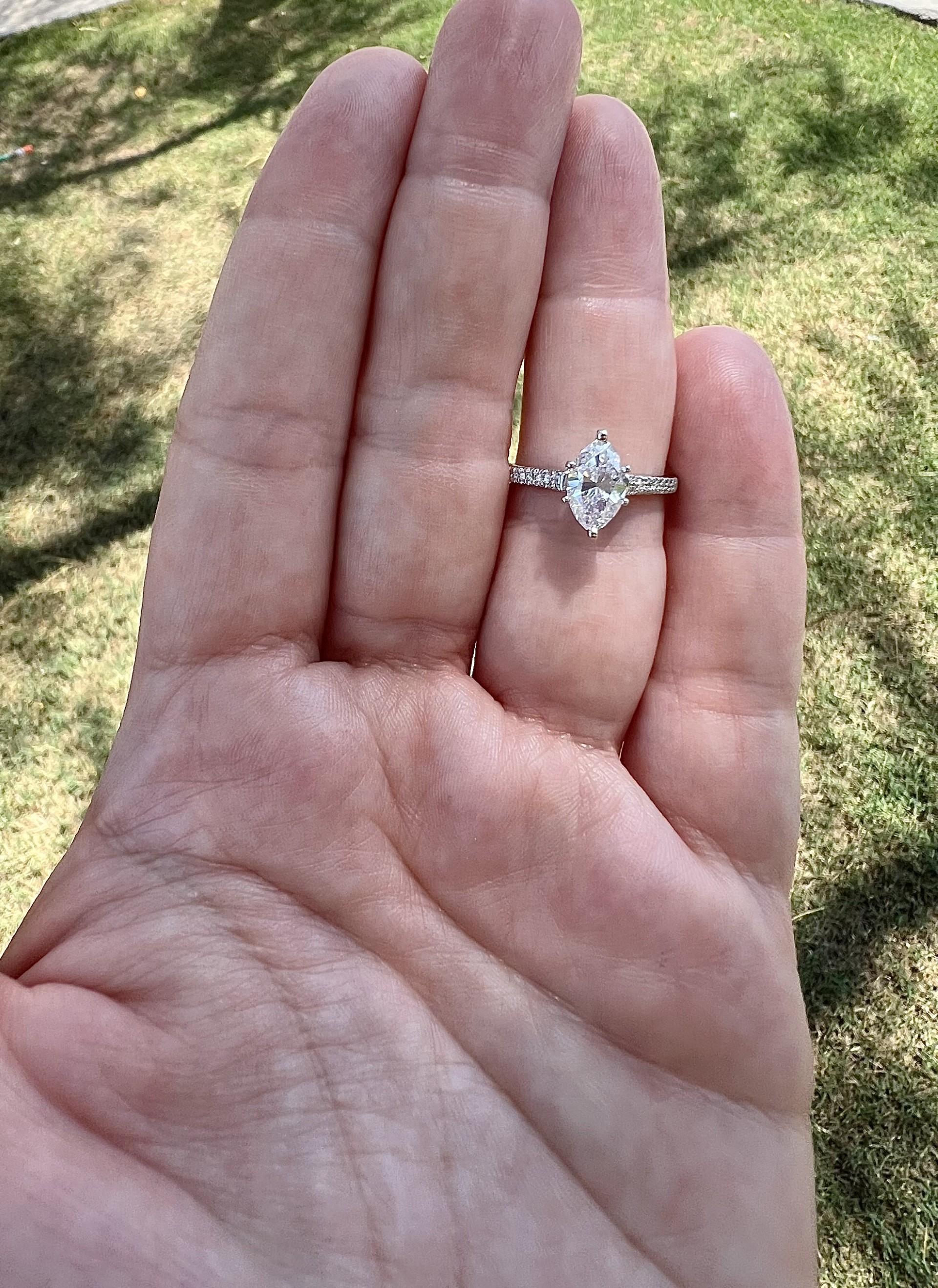 Anello con diamante marquise in oro bianco 14k e accenti di diamante In condizioni Nuovo in vendita a Phoenix, AZ