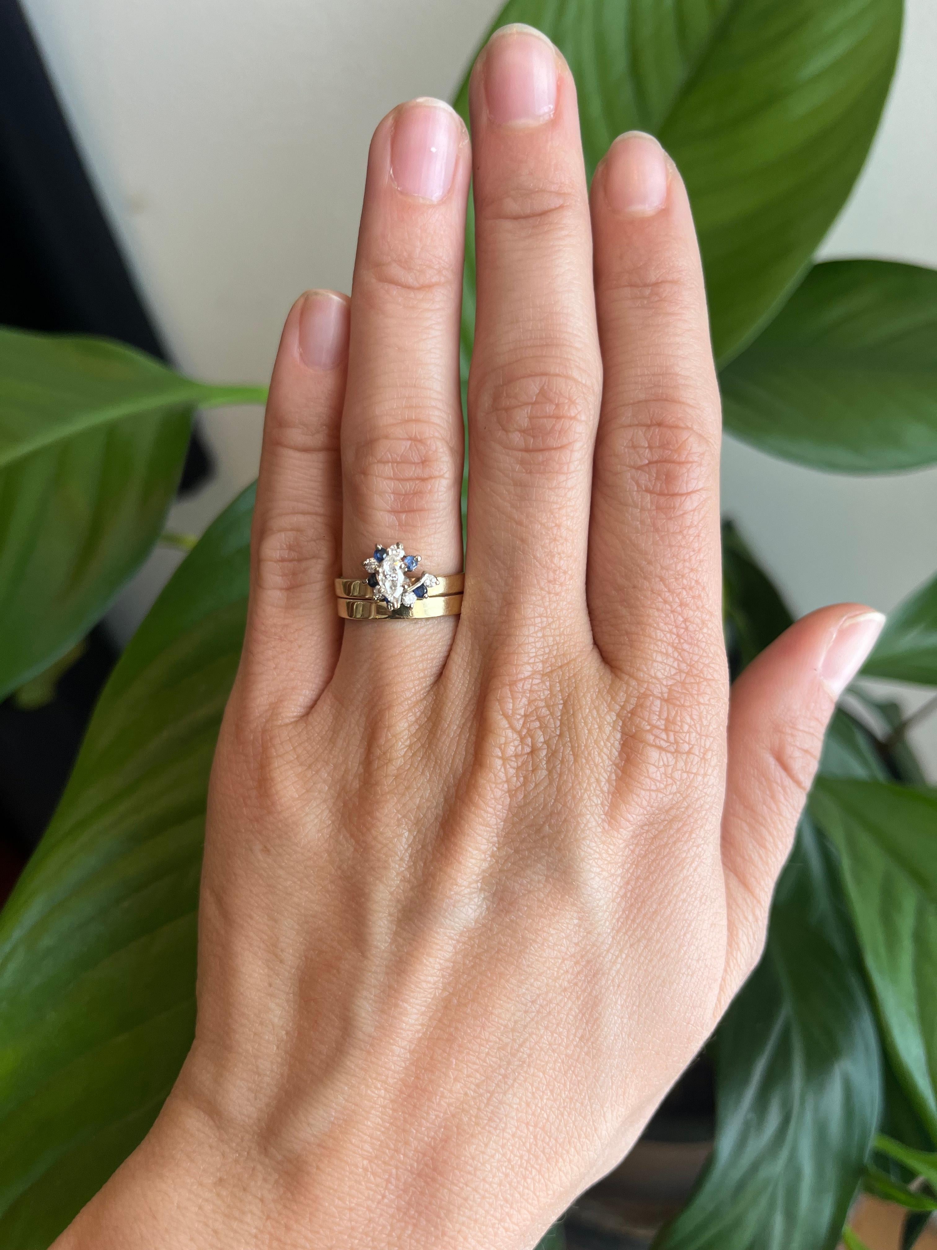 Une bague de fiançailles unique en diamant marquise de 0,25ct entourée de diamants ronds et de saphirs bleus. Il est parfaitement aligné avec le bracelet en or jaune 14K assorti. Collectional dans les années 1980 et provenant de la collection de