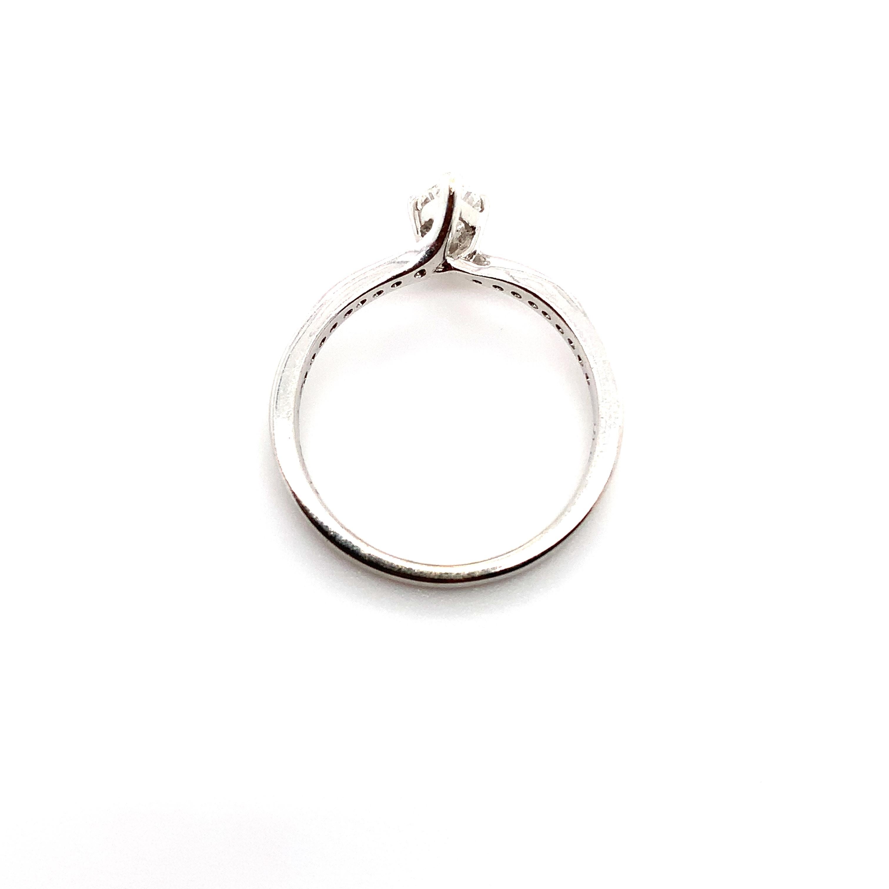Marquise diamond solitaire classic engagement ring 18k white gold In New Condition For Sale In London, GB