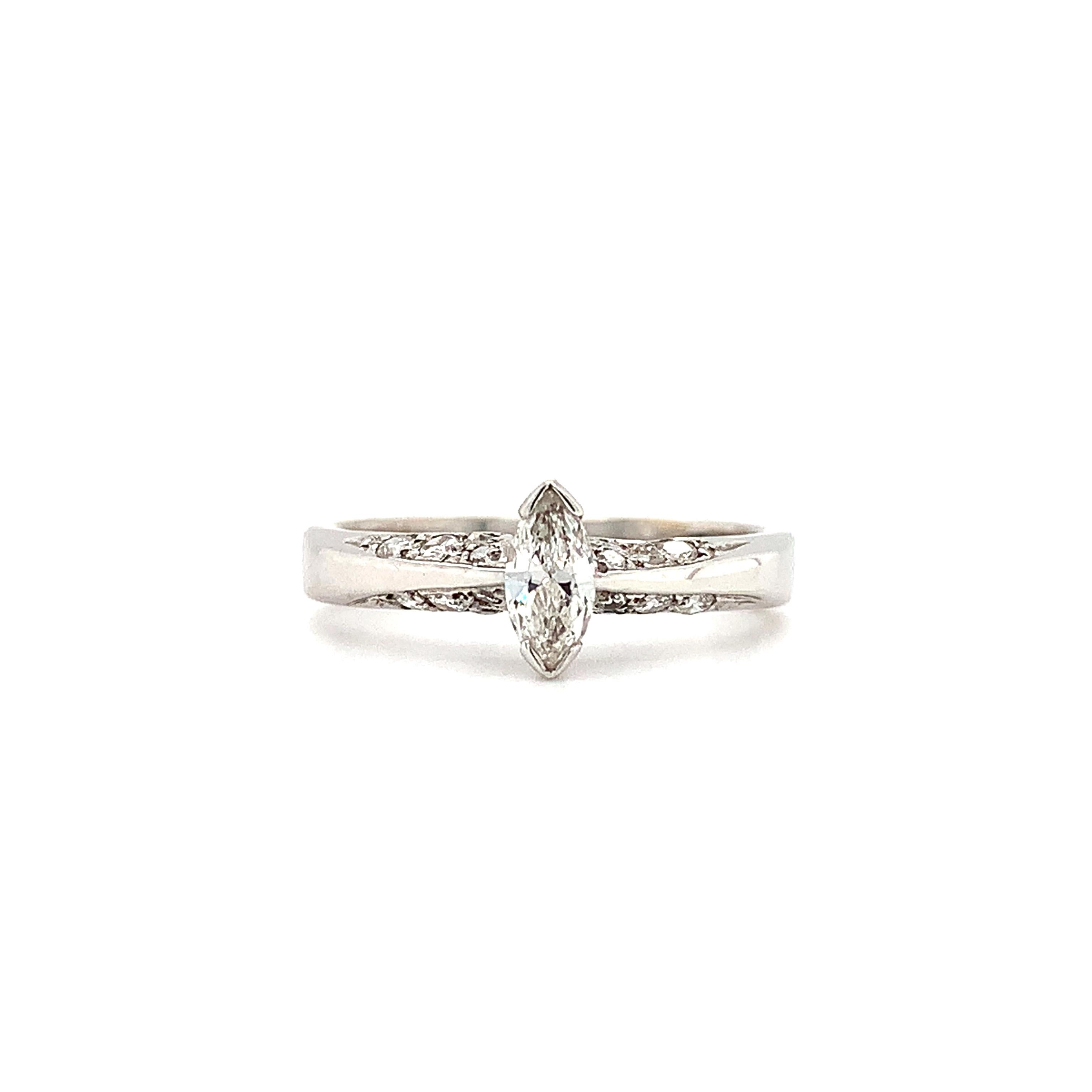 Modern Marquise diamond solitaire engagement ring 18k white gold For Sale
