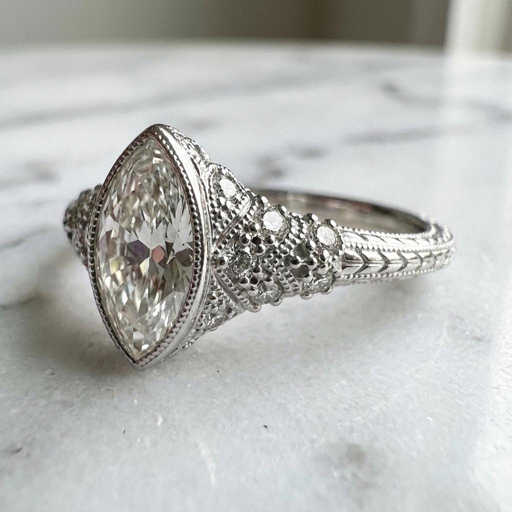 Marquise Diamant Vintage inspiriert Lünette Engagement 14k Weißgold Ring (Art déco) im Angebot