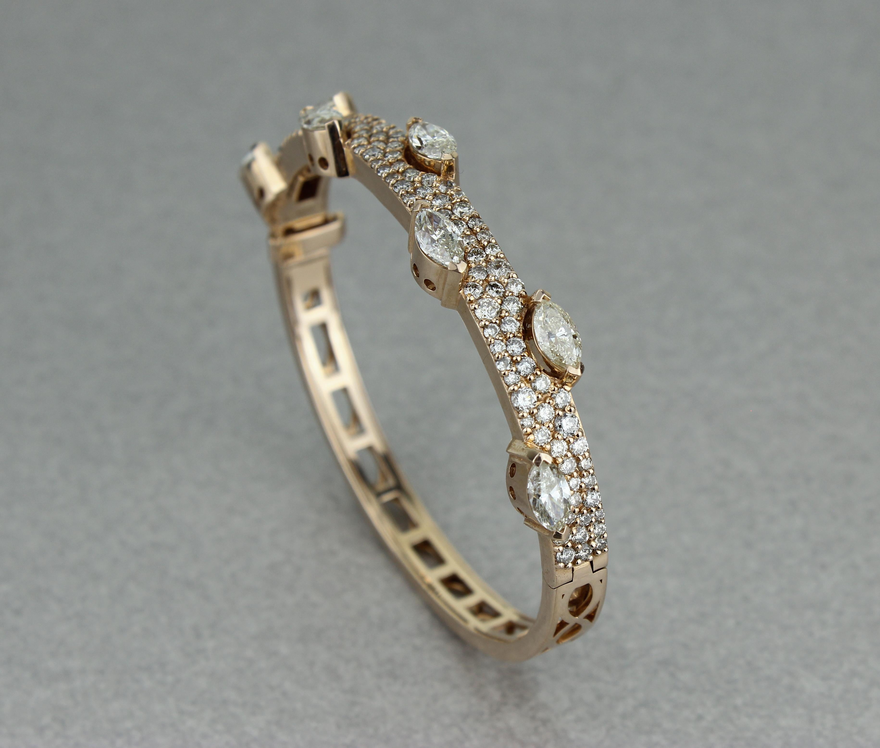 Marquise Diamonds Bracelet in 18k Solid Gold In New Condition For Sale In New Delhi, DL