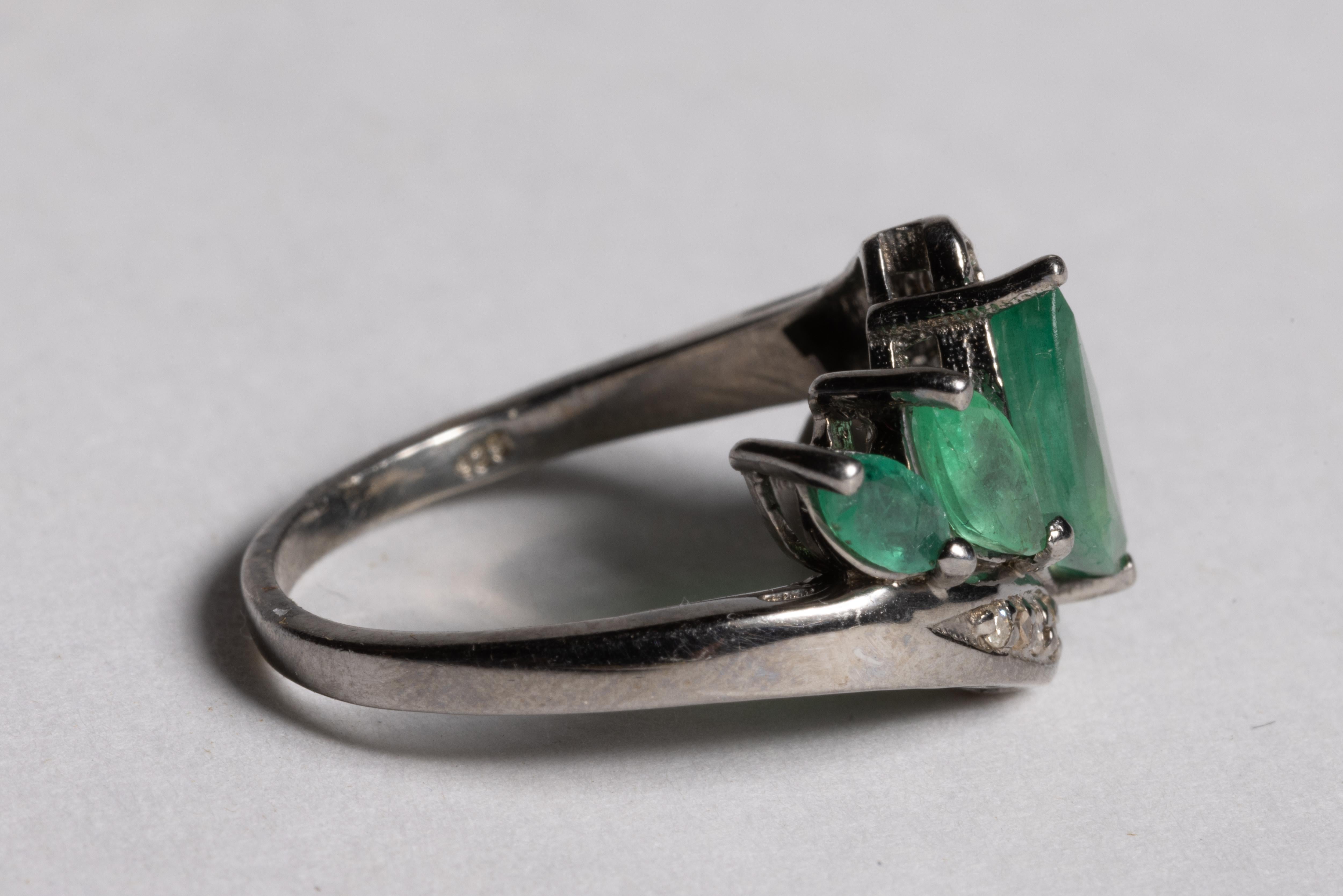 Marquise-Cluster-Ring mit Smaragd und Diamant (Marquiseschliff) im Angebot