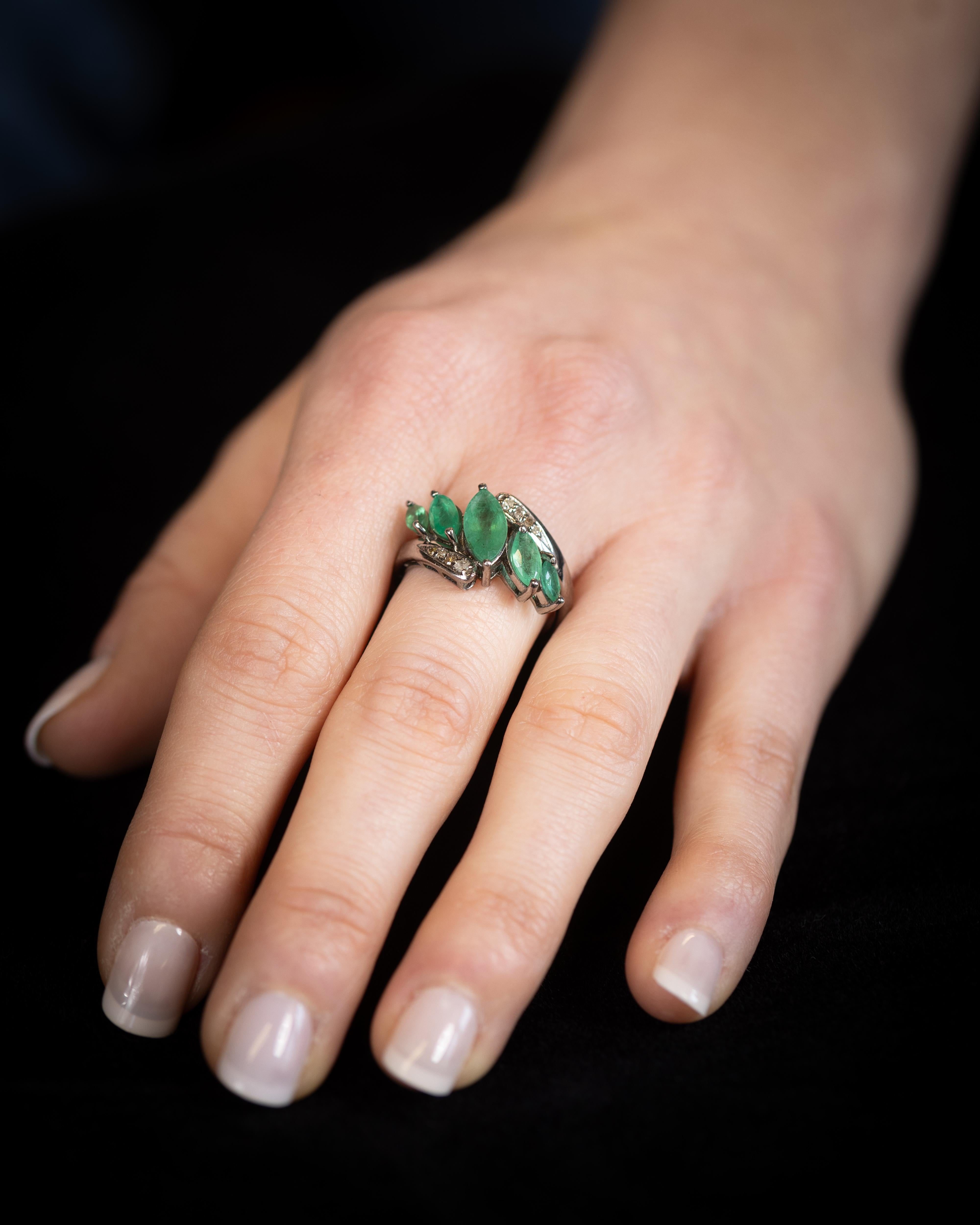 Marquise-Cluster-Ring mit Smaragd und Diamant im Zustand „Hervorragend“ im Angebot in Nantucket, MA