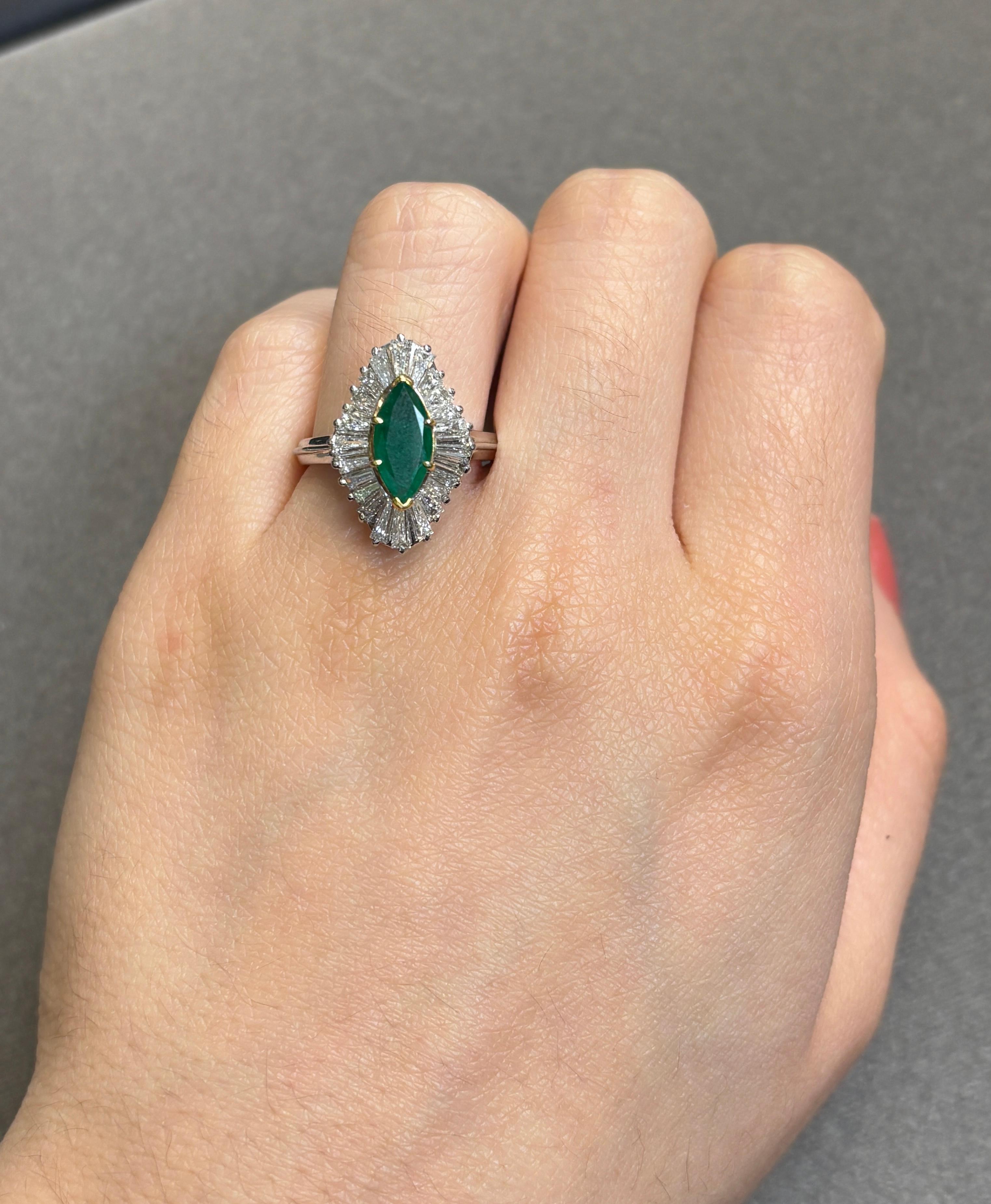 Anillo Bailarina Zafiro Marquesa

Anillo bailarina de oro blanco engastado con una esmeralda central talla marquesa, acentuada con diamantes talla baguette.

Tamaño del anillo: 6.5
Redimensionamiento gratuito
Tipo de metal: Oro de 18 quilates
