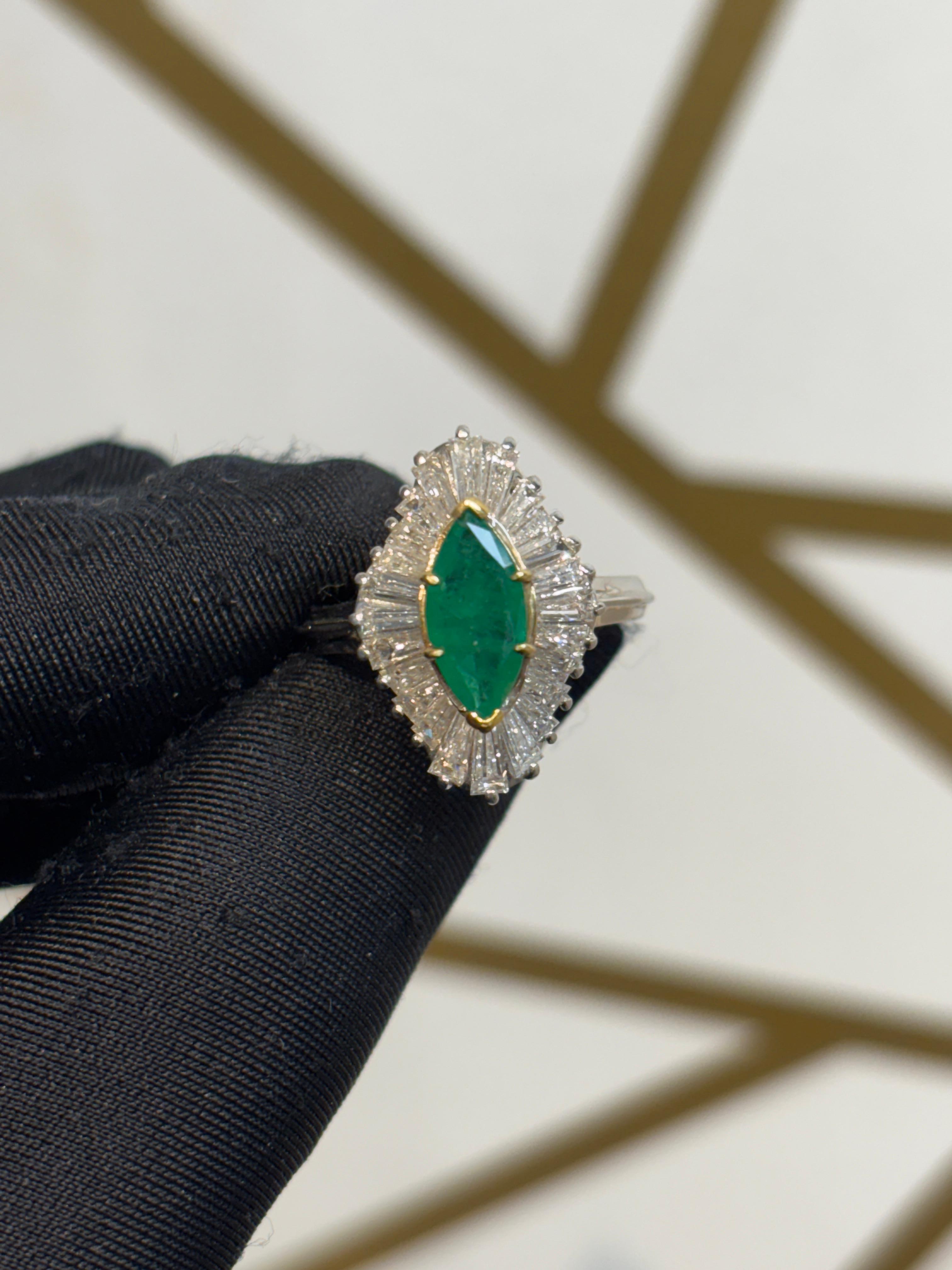 Anillo Bailarina Esmeralda Marquesa en Excelente estado para la venta en New York, NY