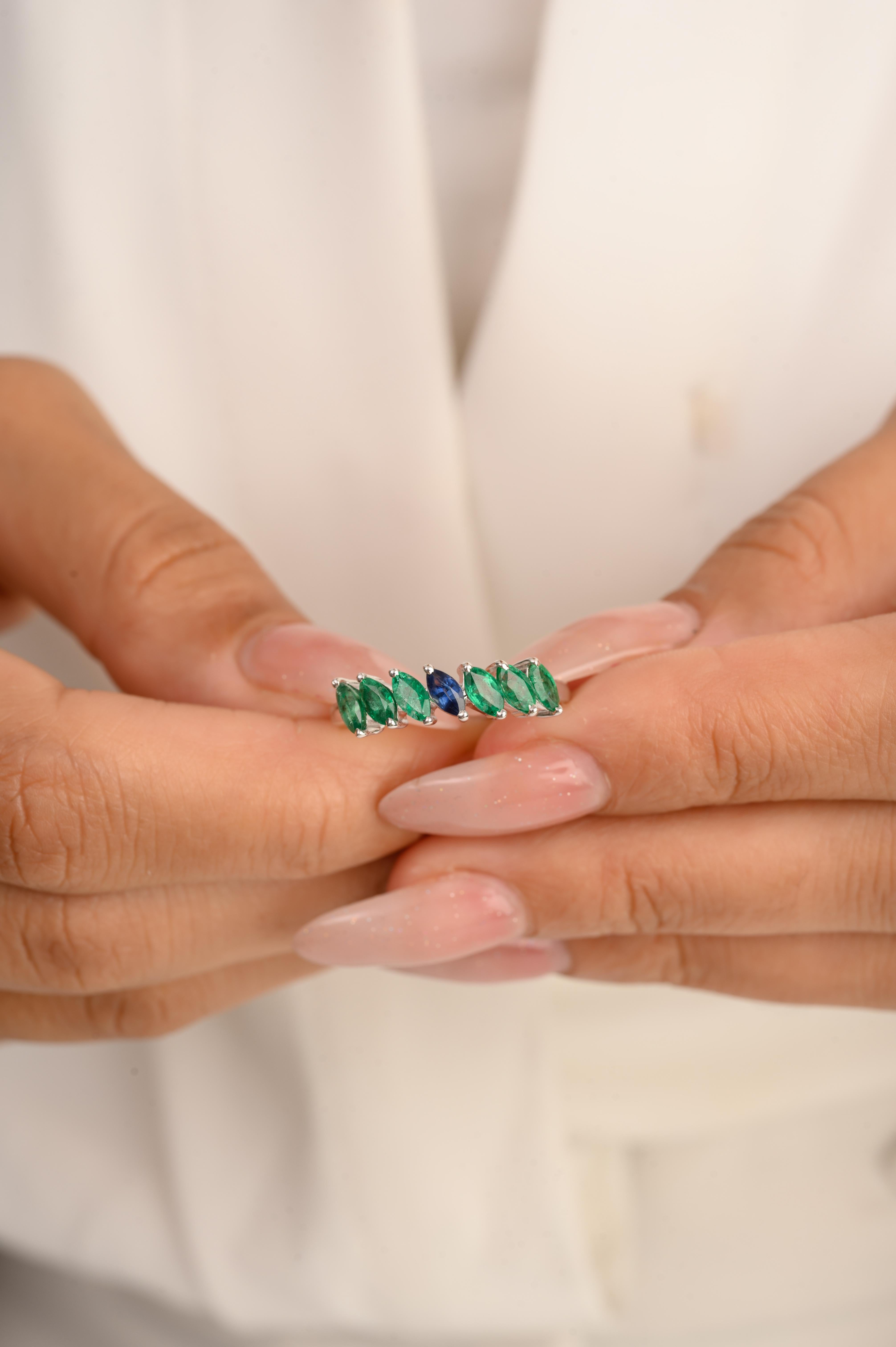 En vente :  Bague jonc avec émeraude taille marquise et saphir bleu en or blanc 14 carats 4