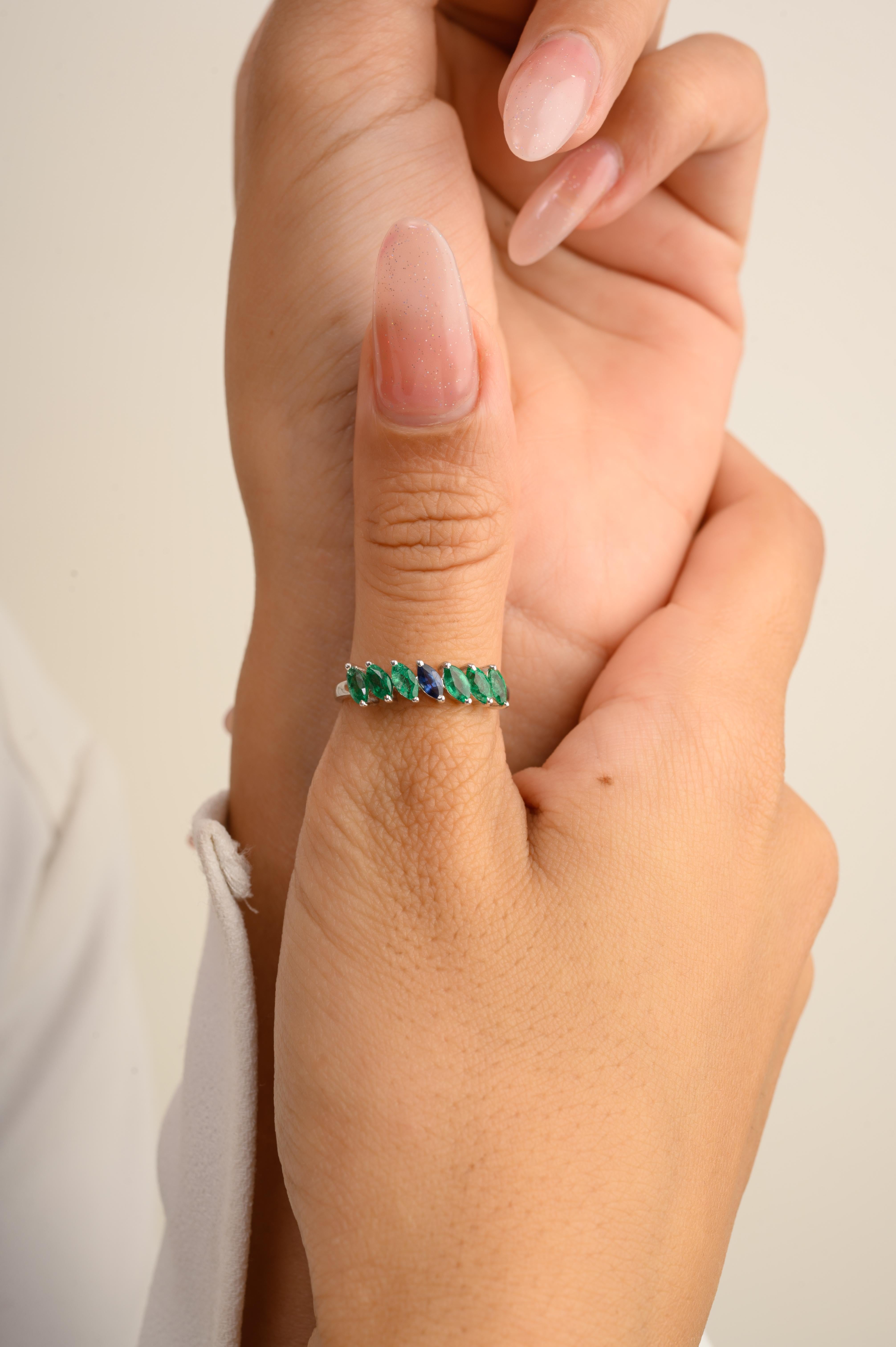 En vente :  Bague jonc avec émeraude taille marquise et saphir bleu en or blanc 14 carats 6