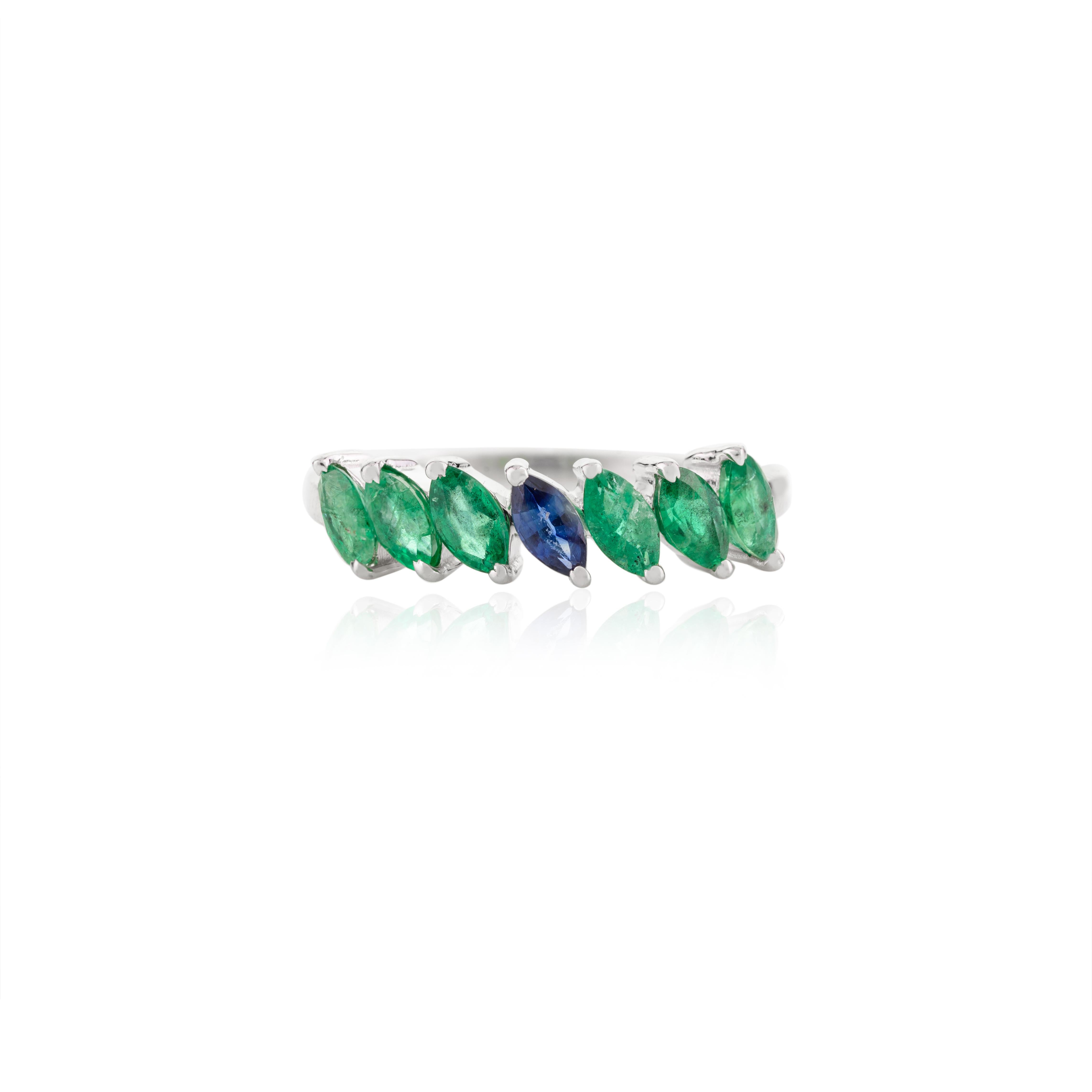 En vente :  Bague jonc avec émeraude taille marquise et saphir bleu en or blanc 14 carats 8